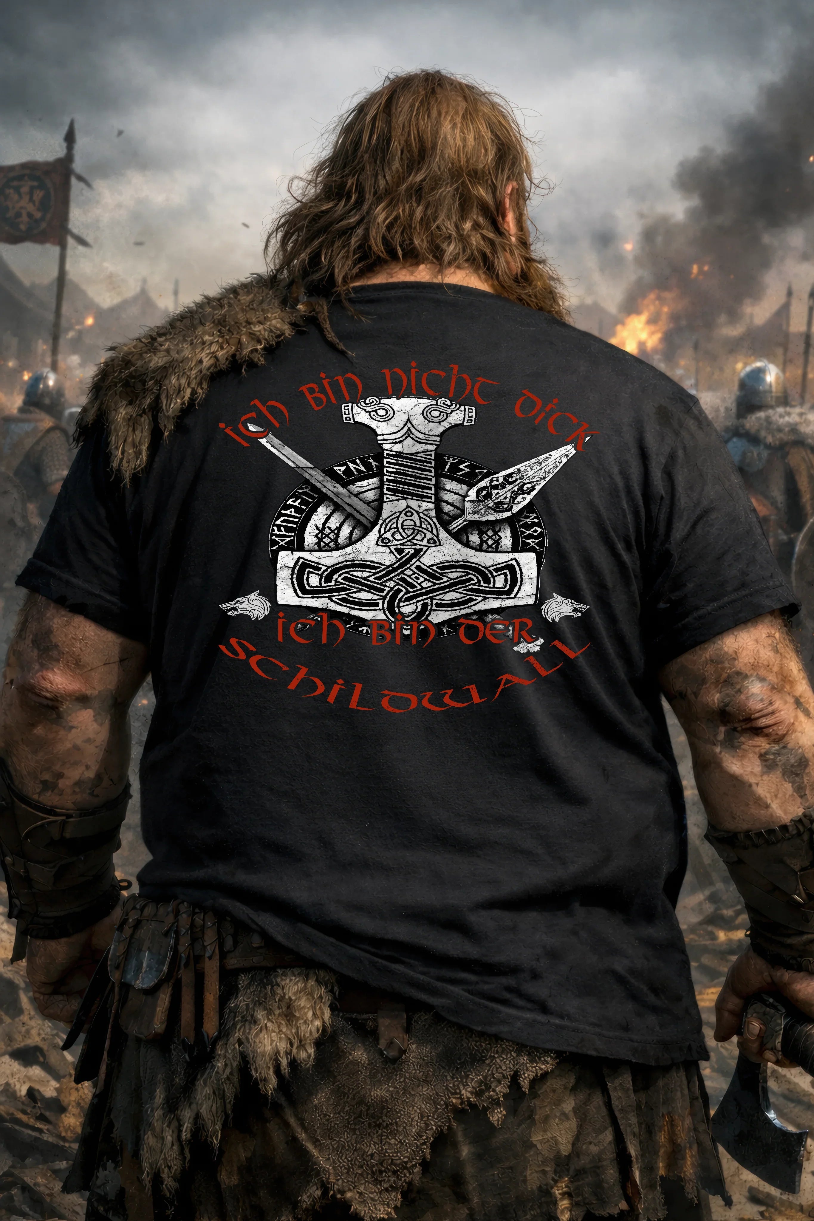 Viking mit schwarzem T-Shirt mit Thorshammer-Design und Runenschrift im Schlachtfeld, nordische Kleidung