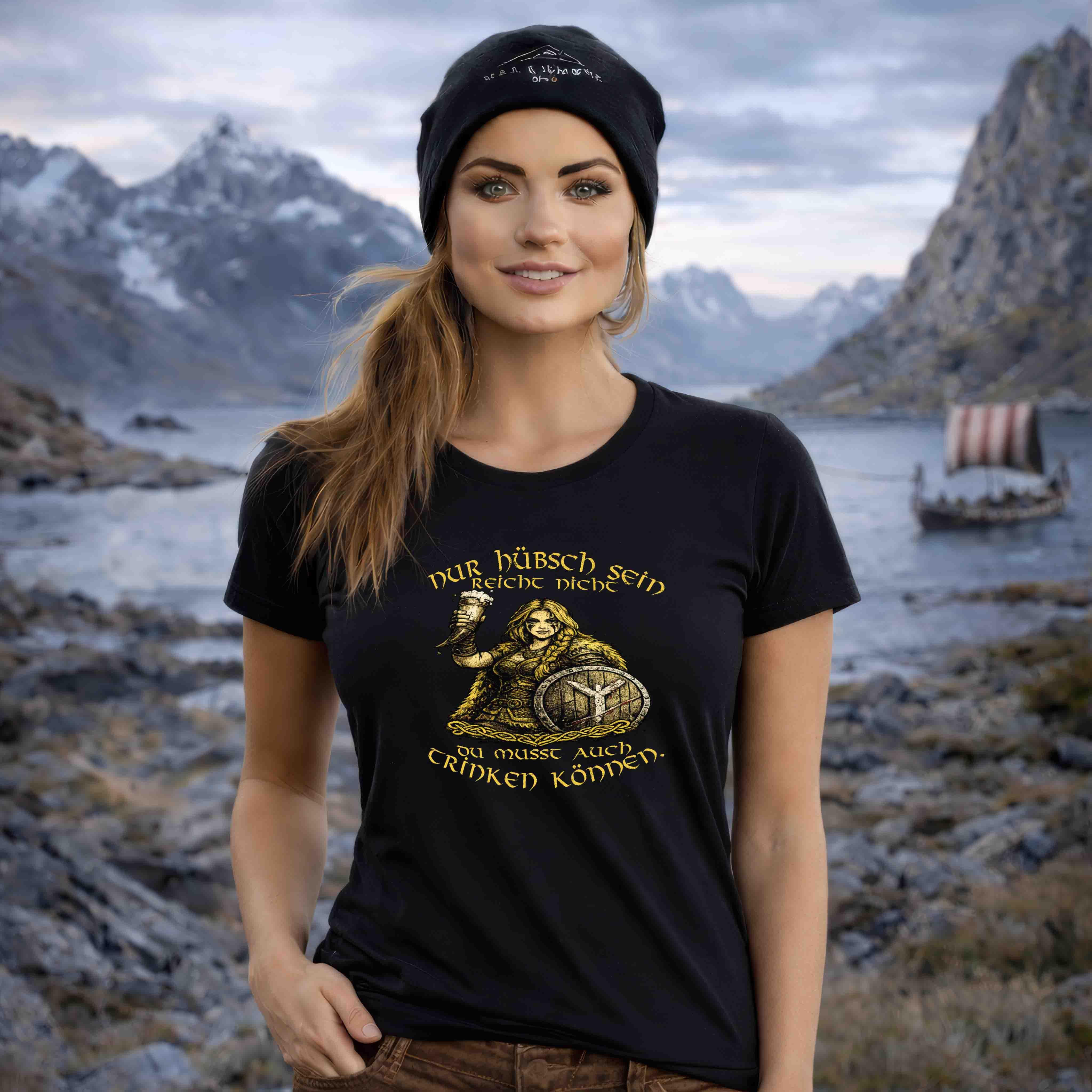 Frau im Wikinger-T-Shirt und Mütze vor nordischer Landschaft mit Wikingerschiff, Nordic Viking Wear