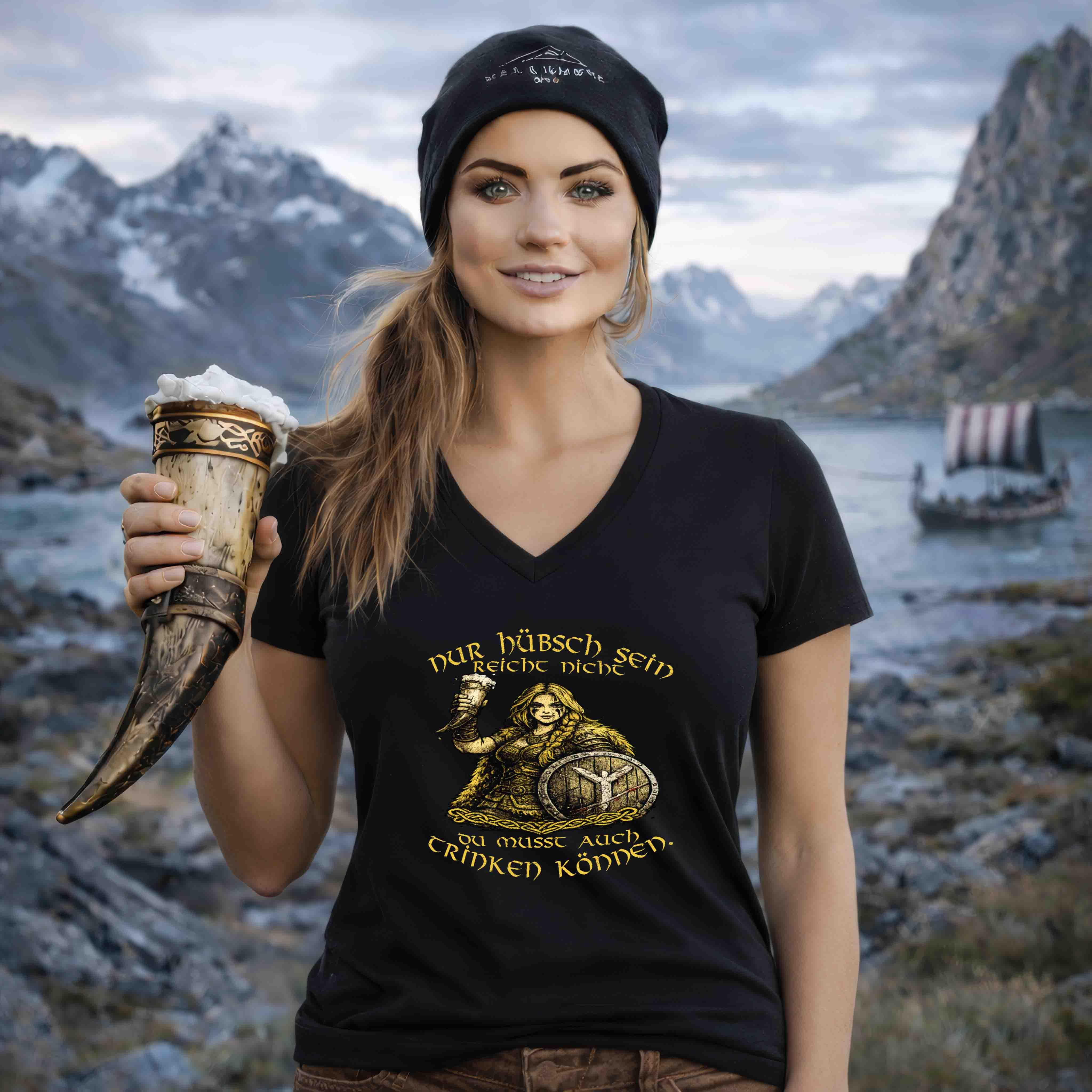 Junge Frau im Wikingerstil mit Trinkhorn und Printshirt, Fjord und Wikingerschiff im Hintergrund
