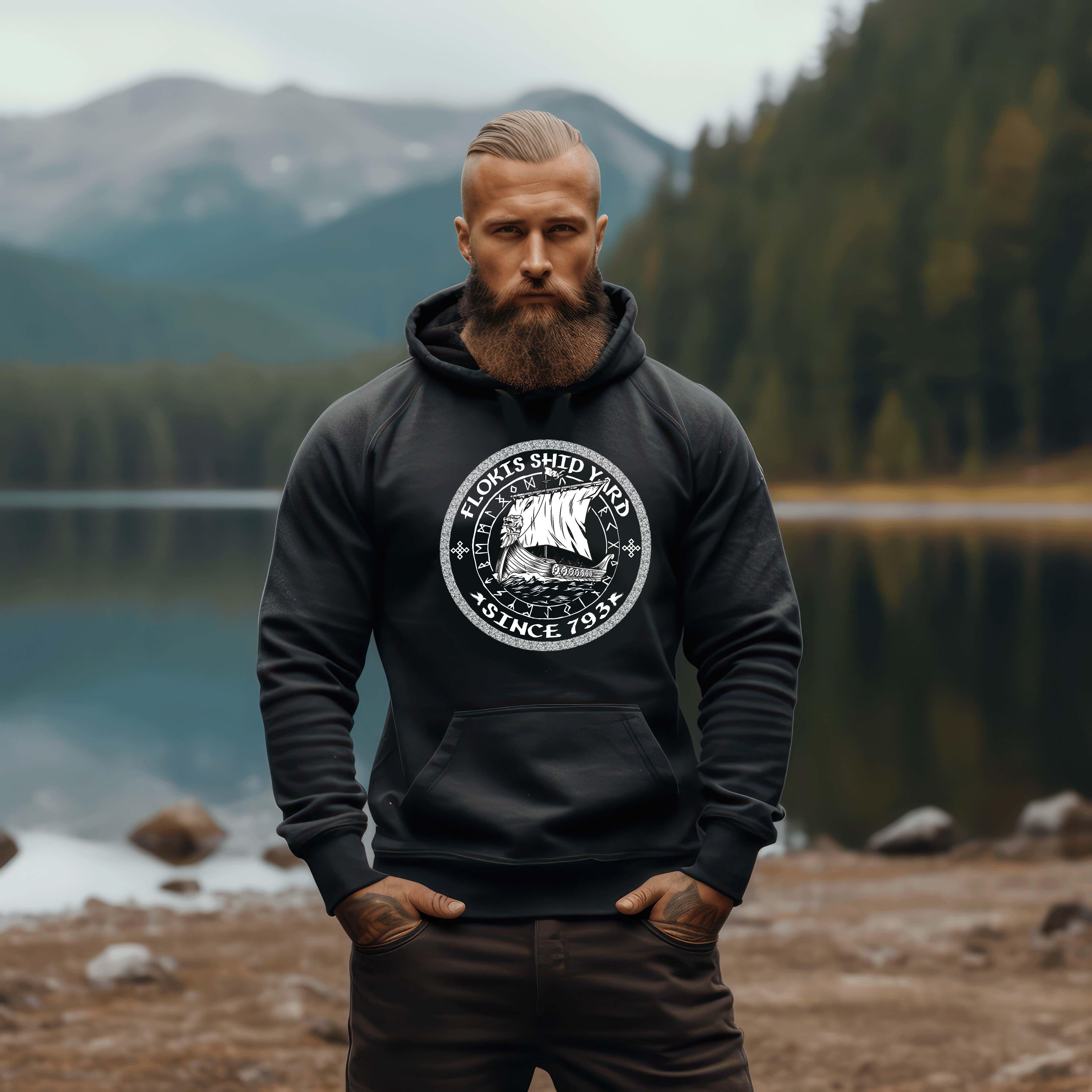 Wikinger Hoodie "Flokis Ship Yard" – Mit prächtigem Wikingerschiff und mystischem Runenkreis - Nordic Viking Wear