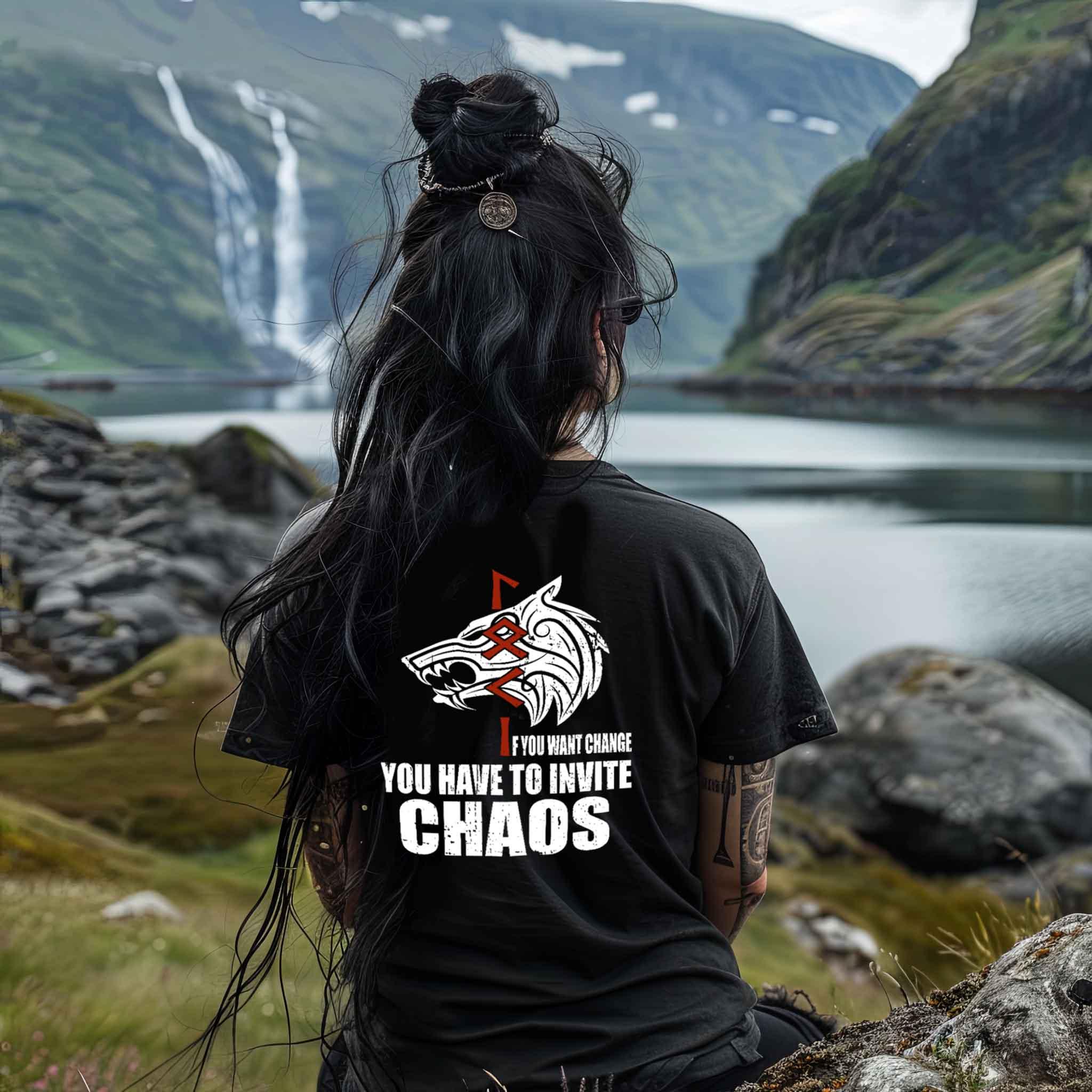 Schildmaiden Extendet Shirt – „You Have to Invite Chaos“ mit Wolf & Runen - Nordic Viking Wear