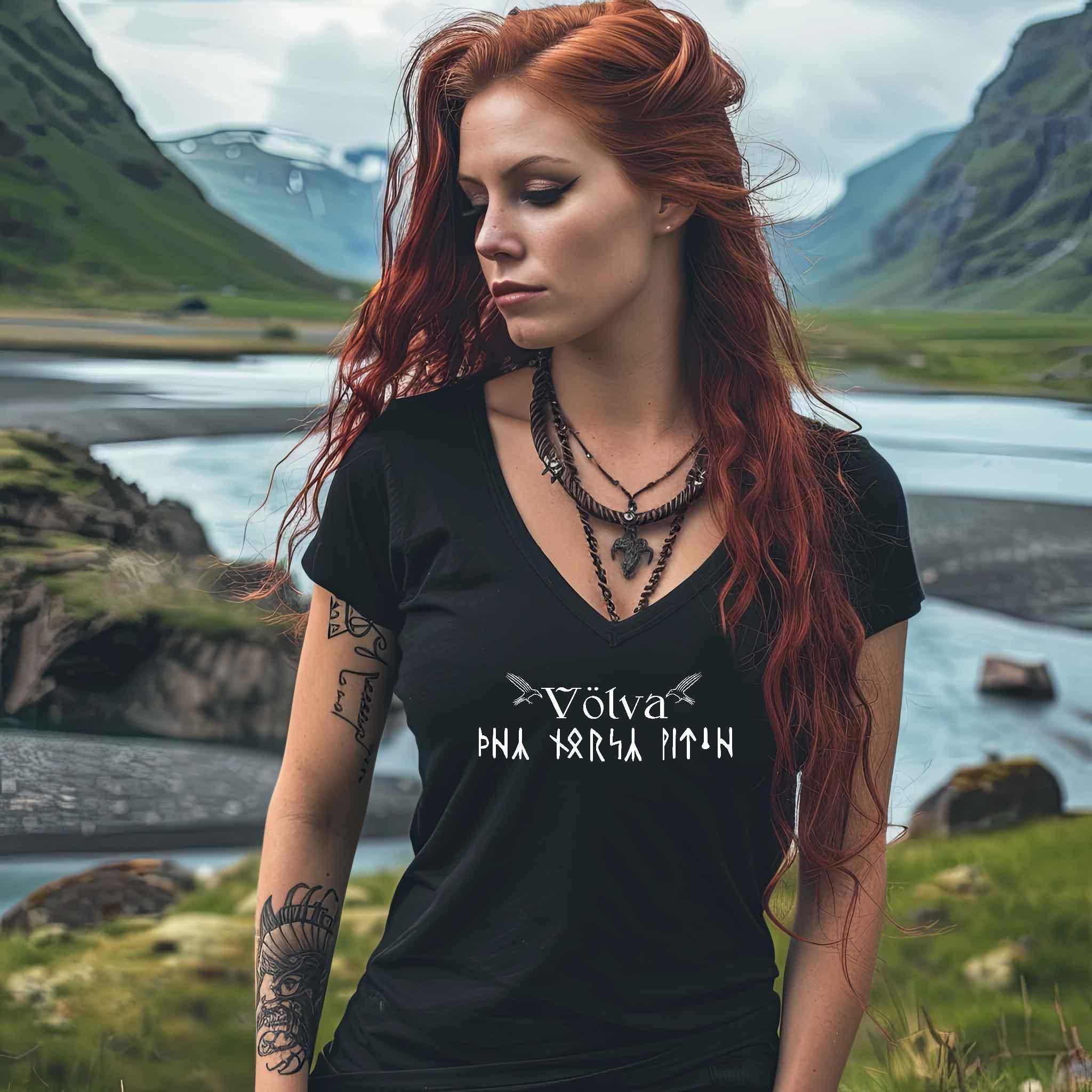 Völva Schildmaiden V-Neck mit Runenschrift - Mystisches Nordisches Erbe - Nordic Viking Wear