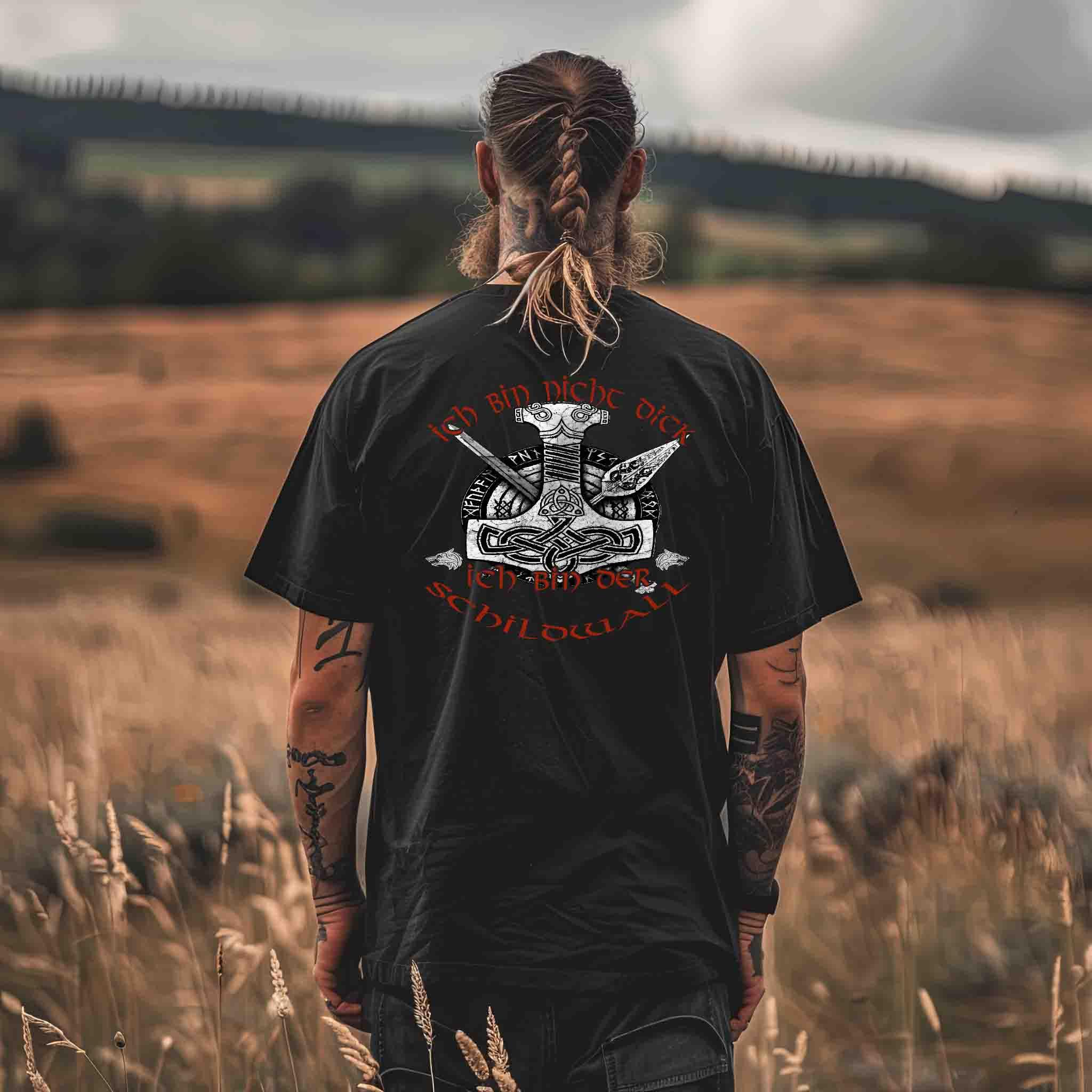 Mann mit Wikinger Oversize T-Shirt mit Runenmotiv auf Feld, nordische Viking Kleidung