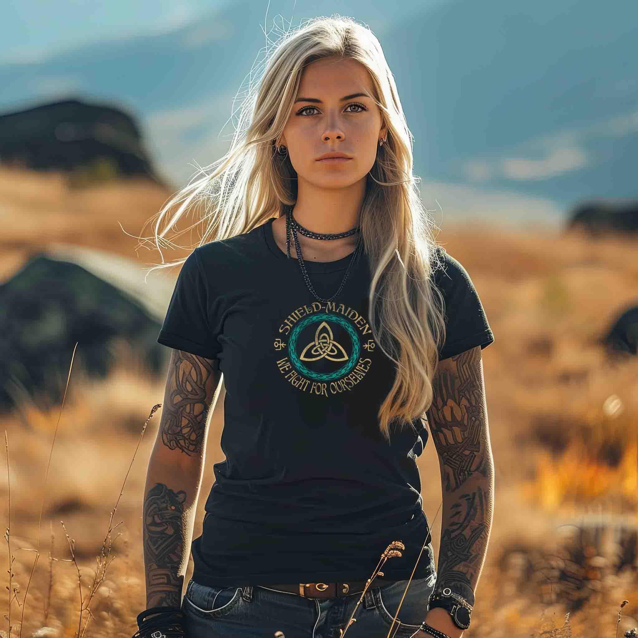 Schildmaiden Shirt "Wir kämpfen für uns selbst" – Kraftvolles Statement & Keltischer Knoten Design - Nordic Viking Wear