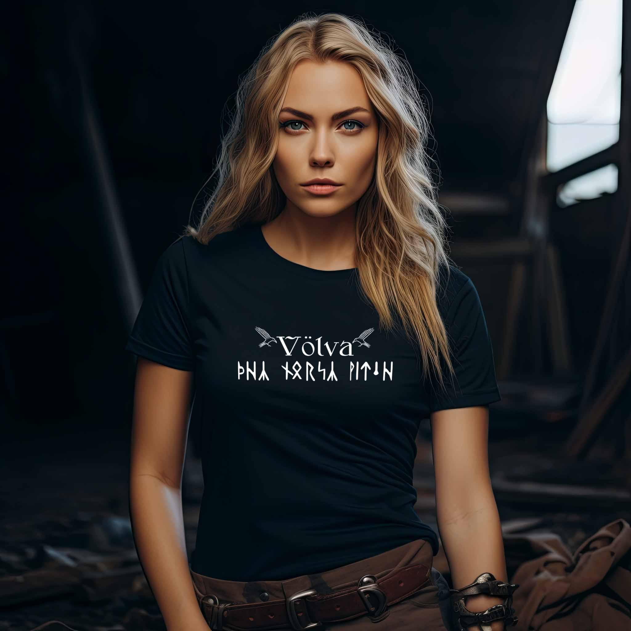 Schildmaiden Extendet Shirt – „Völva“-Design mit Runen & Raben - Nordic Viking Wear