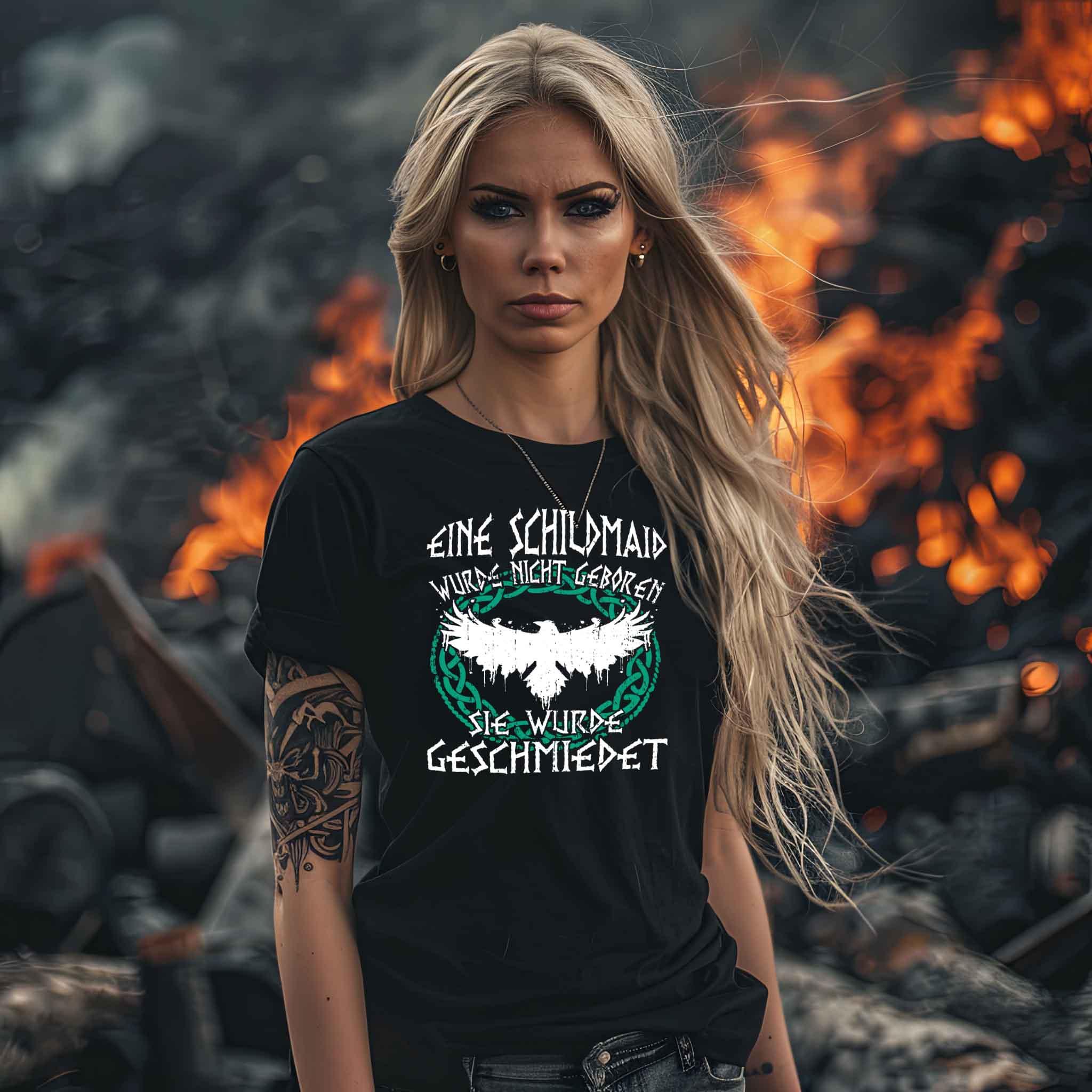 Schildmaiden Expresser Shirt Eine Schildmaid wird nicht geboren, sie wird geschmiedet - Nordic Viking Wear