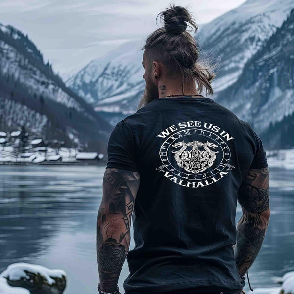 Mann mit Wikinger-T-Shirt "We see us in Valhalla" vor verschneiter nordischer Landschaft