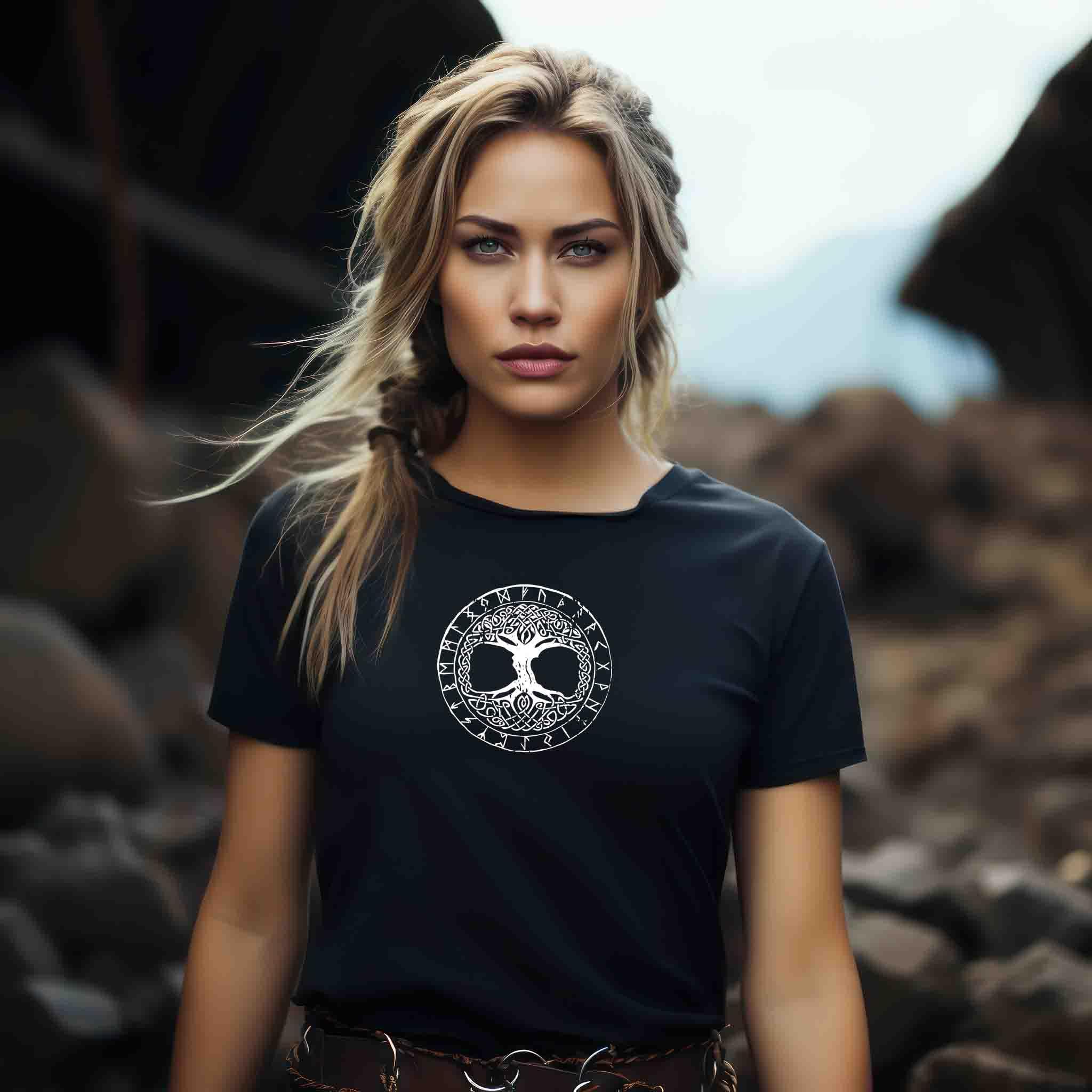 Yggdrasil und Runenkreis Schildmaiden Premiumshirt – Mystisches Nordisches Baum des Lebens T-Shirt - Nordic Viking Wear