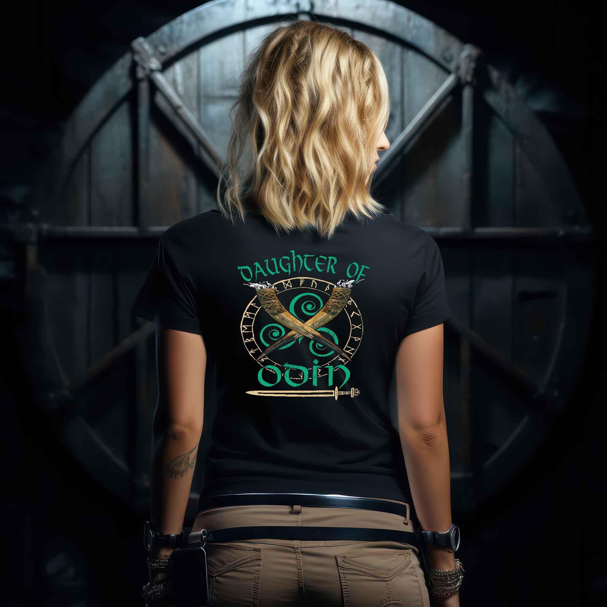 Schildmaiden Premiumshirt - "Daughter of Odin" mit Runenkreis und Trinkhörnern - Nordic Viking Wear