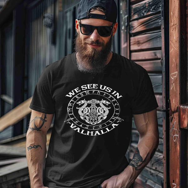 Mann mit Bart trägt schwarzes Nordic Viking Wear T-Shirt mit Wikinger-Design und Valhalla-Schriftzug