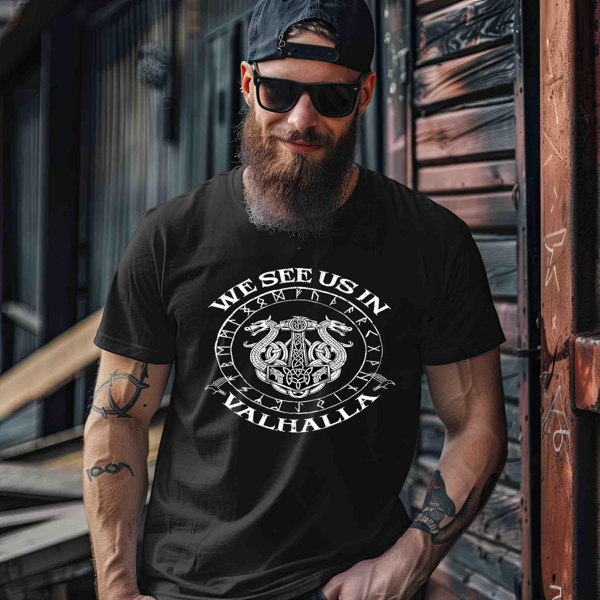 Mann mit Bart trägt schwarzes Nordic Viking Wear T-Shirt mit Wikinger-Design und Valhalla-Schriftzug