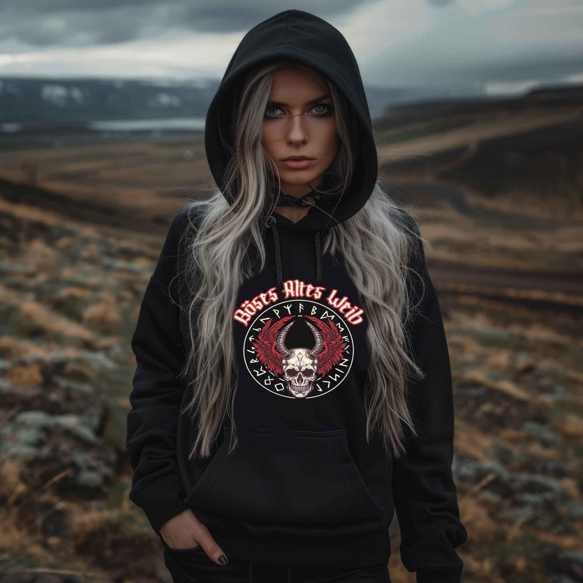 Schildmaiden Hoodie 'Böses Altes Weib' – Walkürenflügel und Runenmacht - Nordic Viking Wear