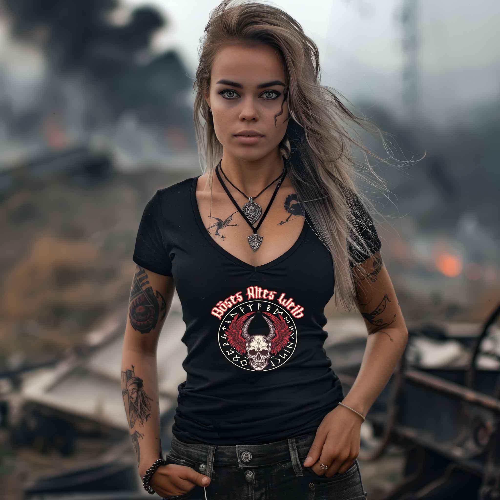Schildmaid V-Neck 'Böses Altes Weib' – Walkürenflügel und Runenmacht - Nordic Viking Wear