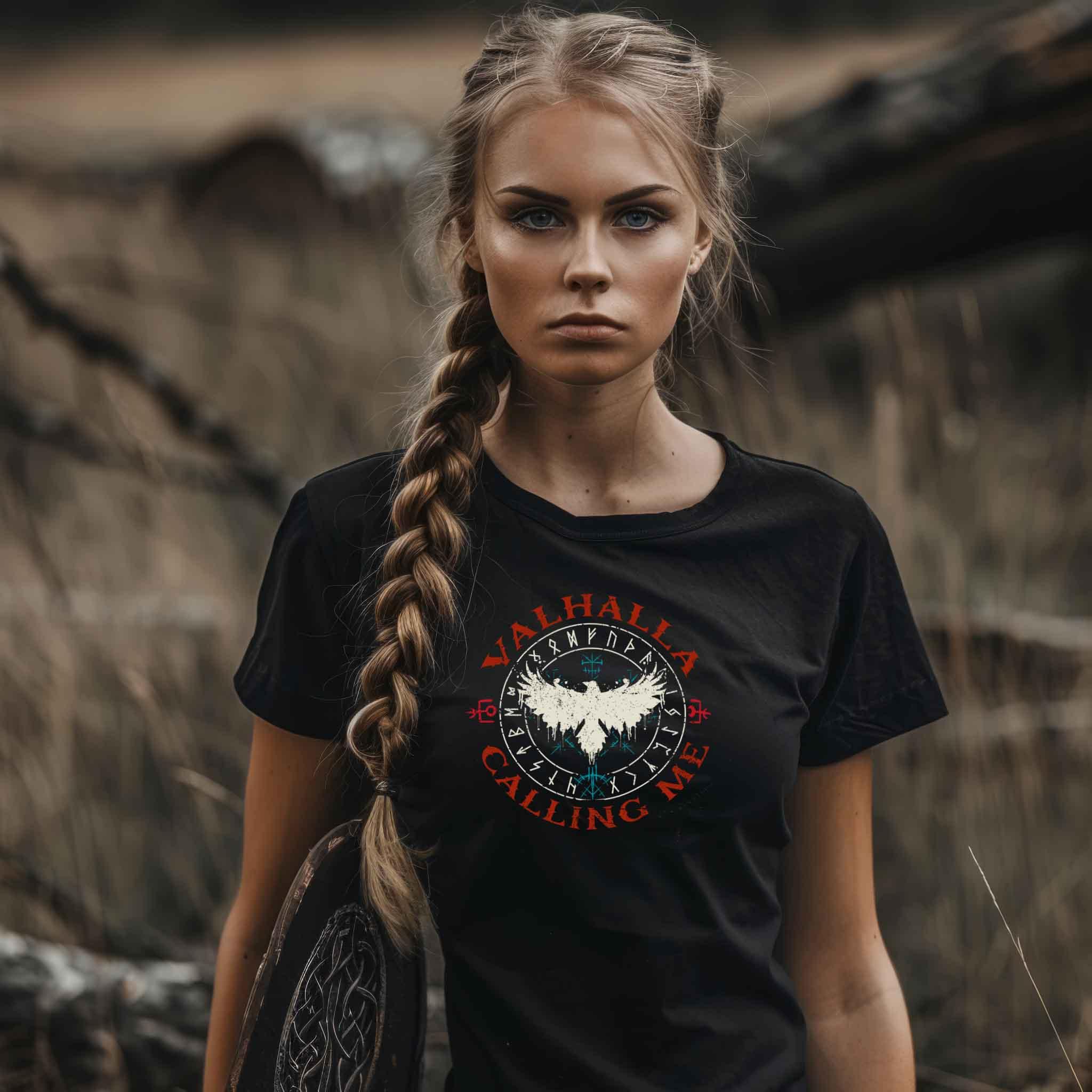 Schildmaiden Expresser Shirt „Valhalla Calling Me“ Design – Nordische Runen & Rabe