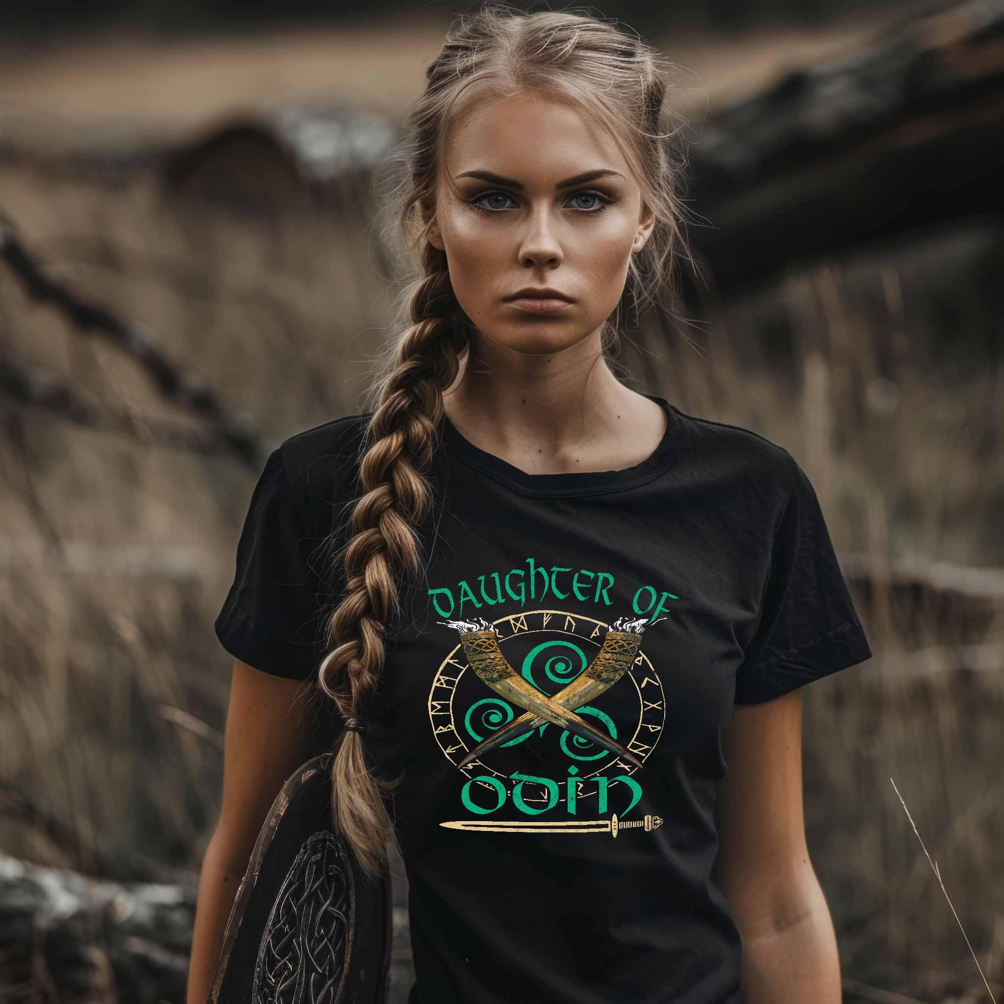 Daughter of Odin Shirt – Nordisches Wikinger-Design mit Trinkhörnern, Runen und Triskele – Perfekt für Schildmaiden