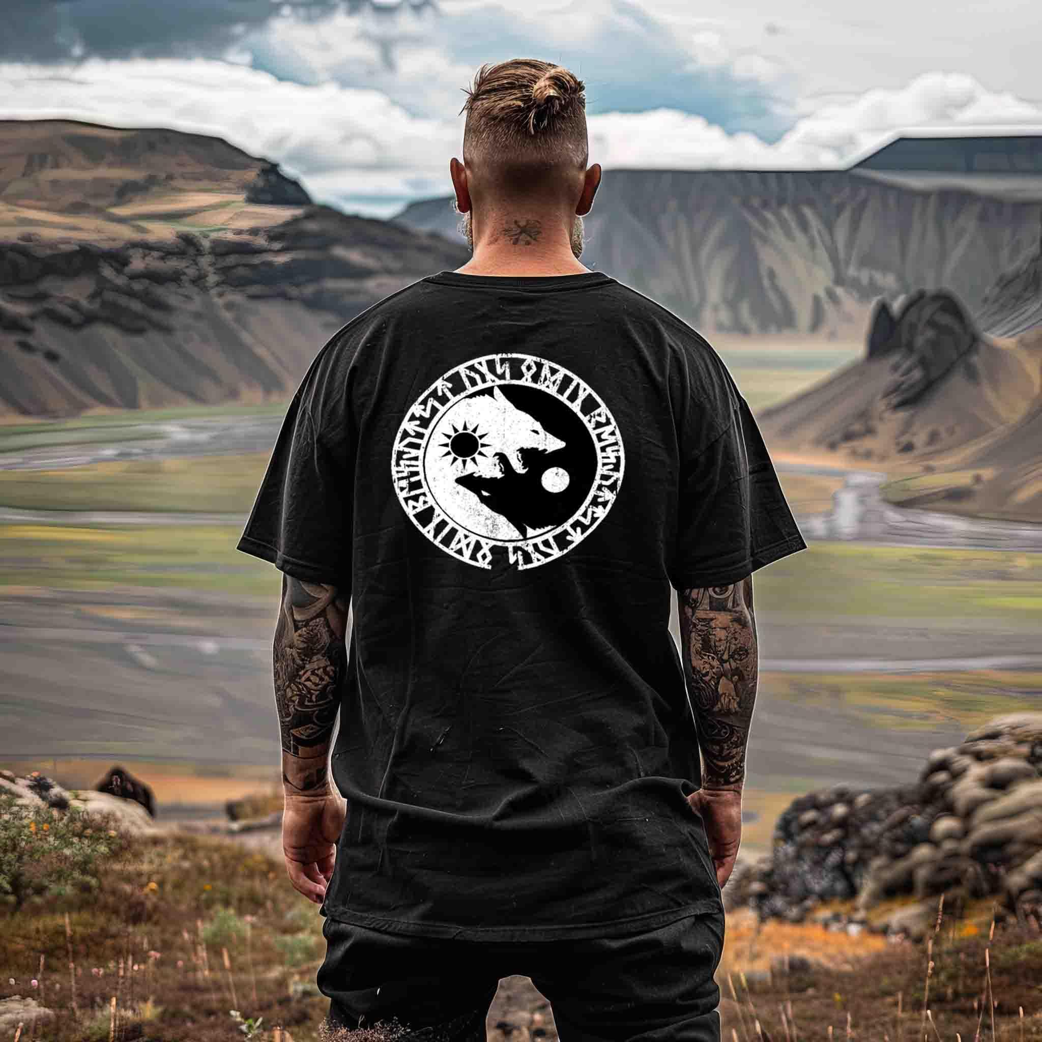 Wikinger Oversized Shirt - Geri und Freki, Odins Wölfe mit Runenkreis - Nordic Viking Wear