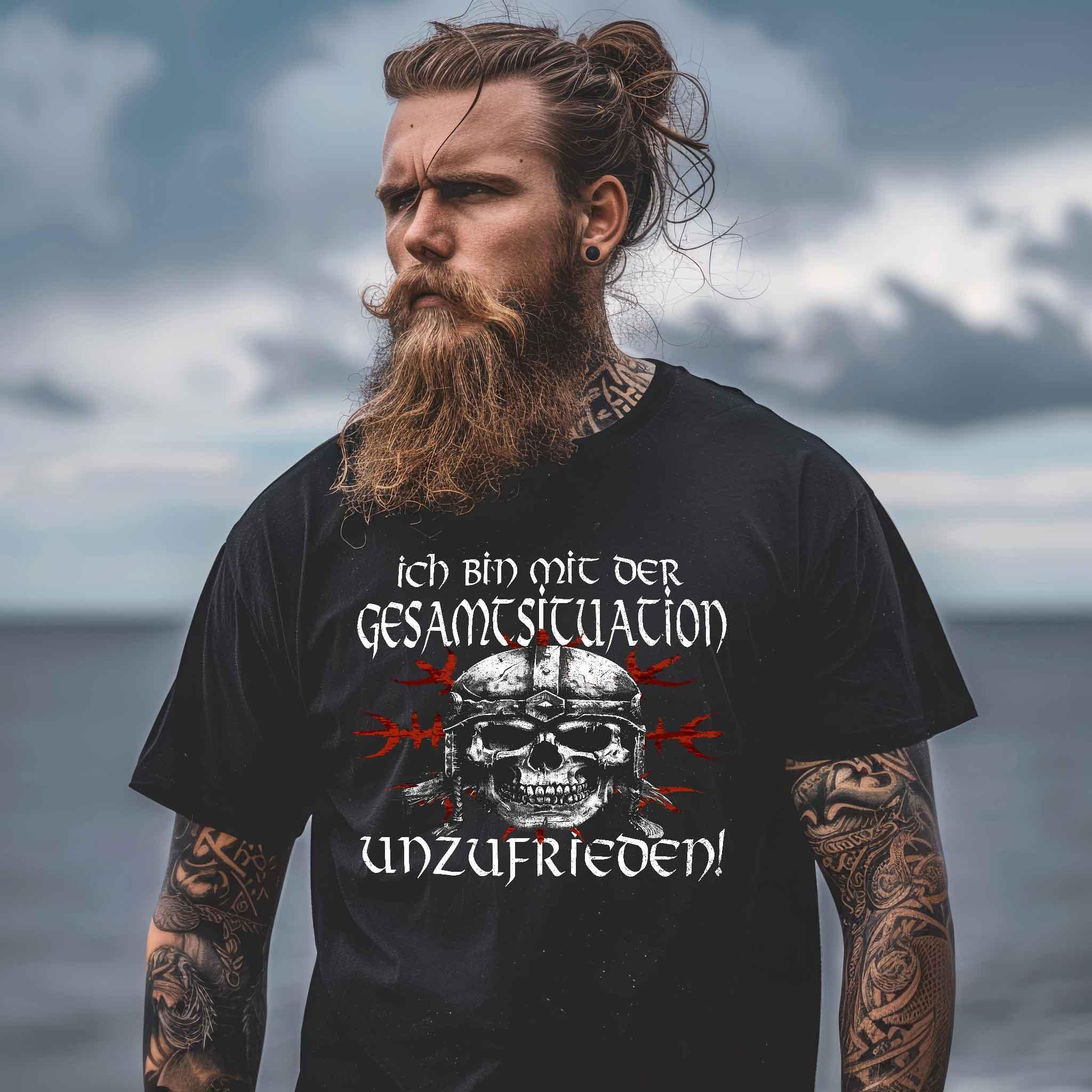 Lustiges Wikinger T-Shirt 'Unzufrieden' – Ein Helm, ein Schädel, eine Einstellung - Nordic Viking Wear