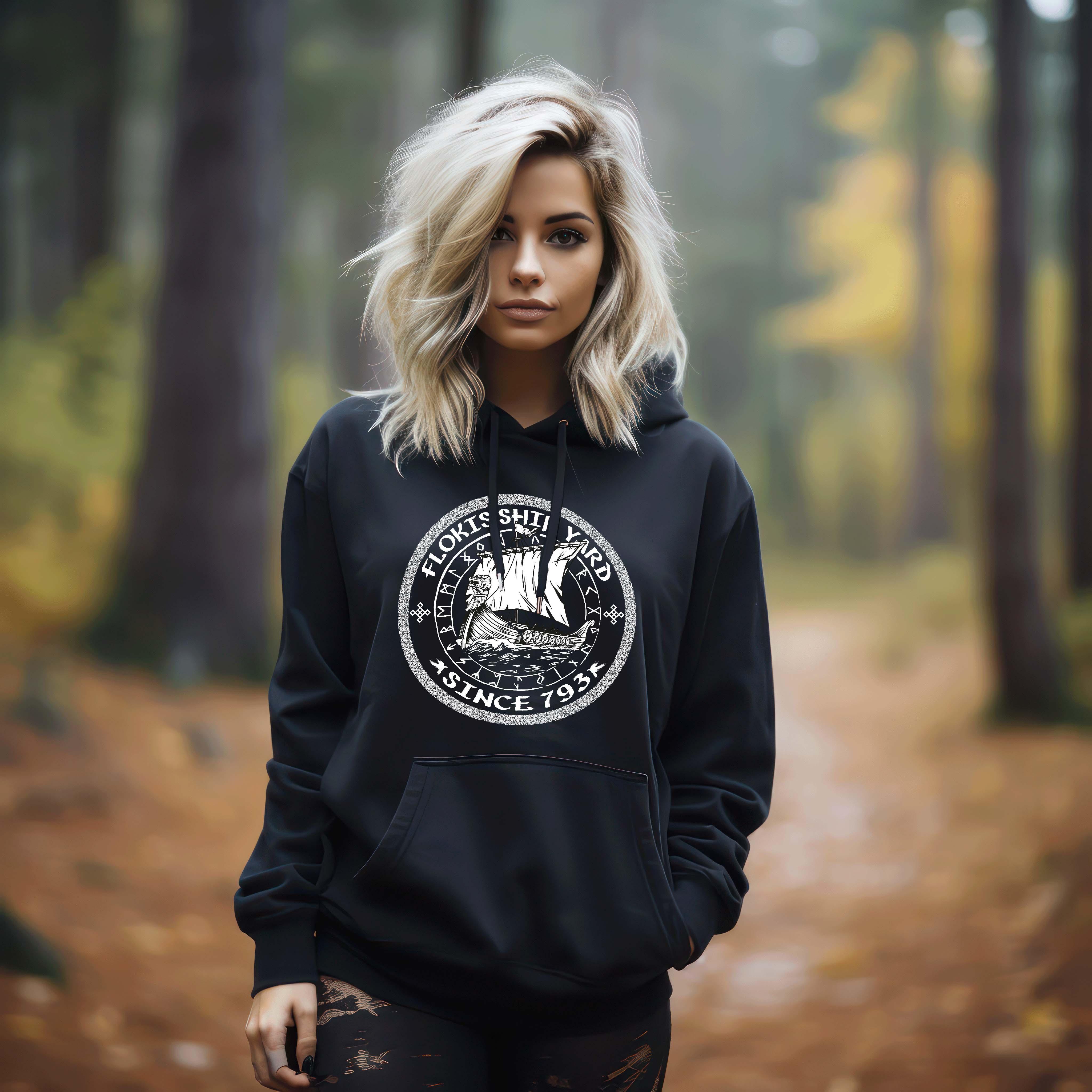 Schildmaiden Hoodie "Flokis Ship Yard" | Wikingerschiff & Runenkreis Motiv | Ideal für Liebhaber der Nordischen Kultur - Nordic Viking Wear