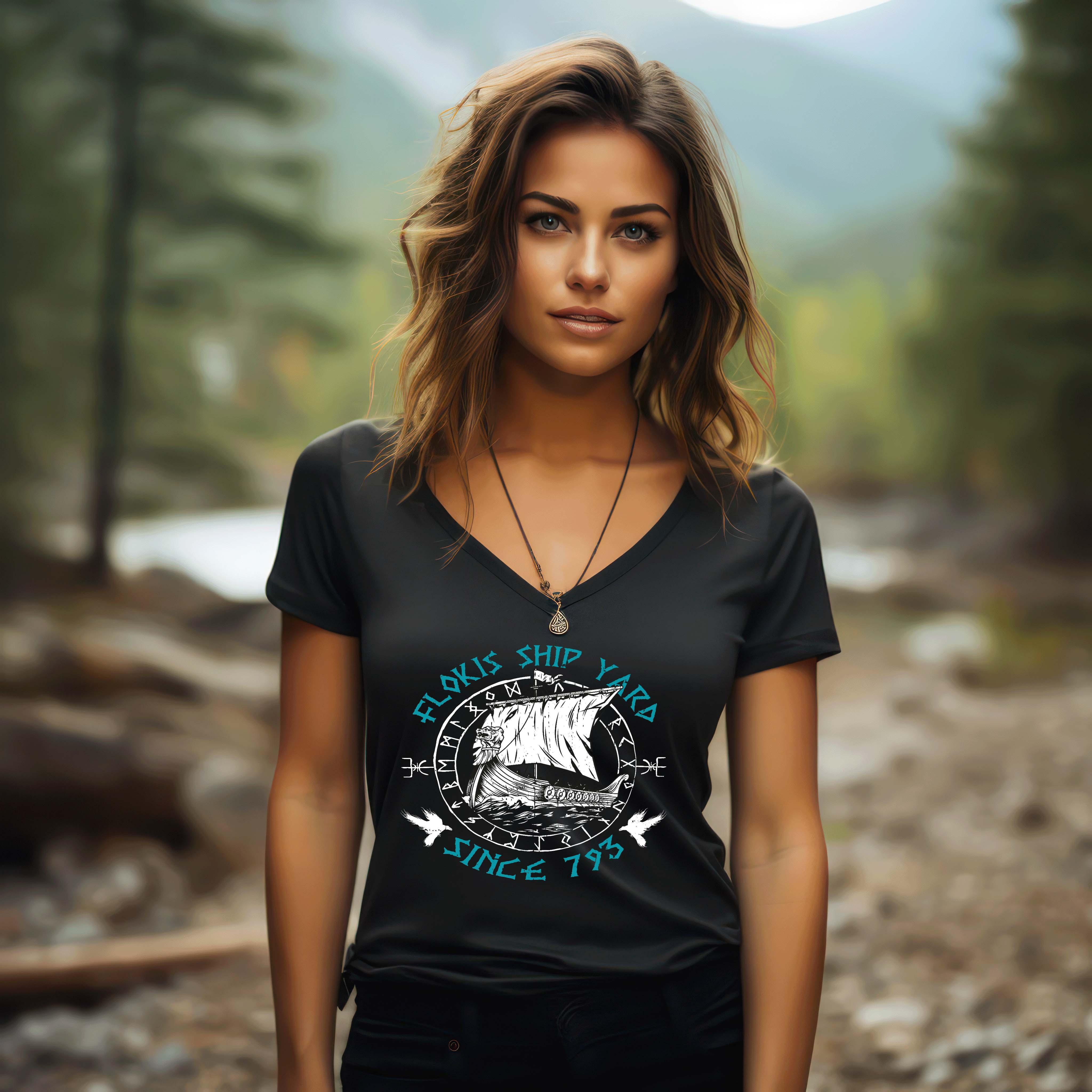 Schildmaiden V-Neck "Flokis Ship Yard" - Einzigartiges Wikingerschiff-Design mit Runenkreis & Raben - Nordic Viking Wear