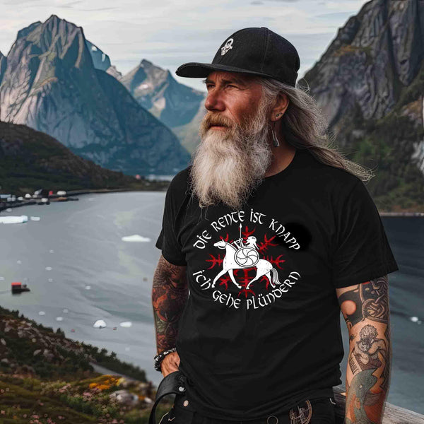 Nordischer Mann mit Wikinger-T-Shirt und Tattoos vor Fjord-Landschaft, Nordic Viking Wear