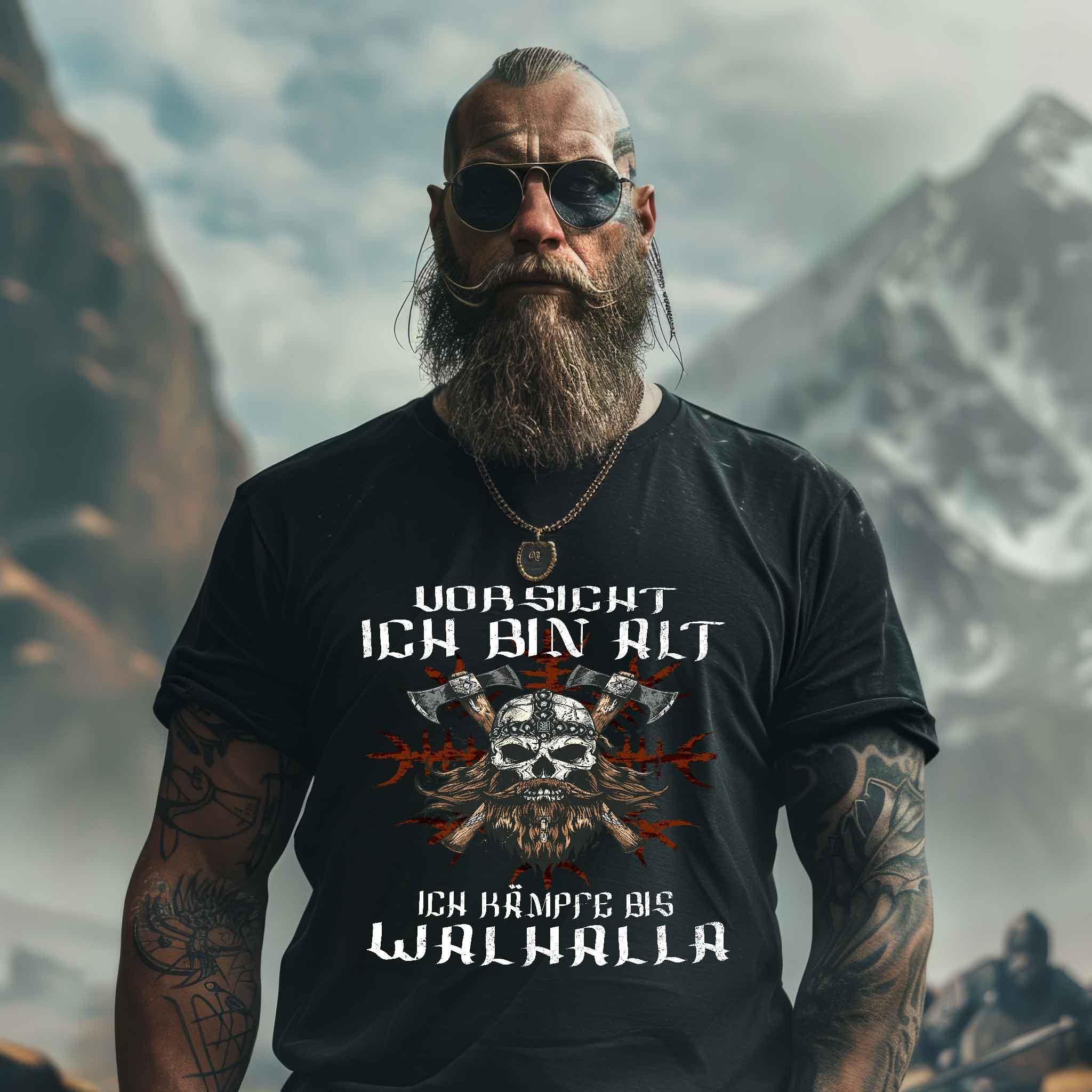 Lustiges Wikinger Shirt - "Vorsicht, Ich Bin Alt. Ich Kämpfe bis Walhalla" - Nordic Viking Wear