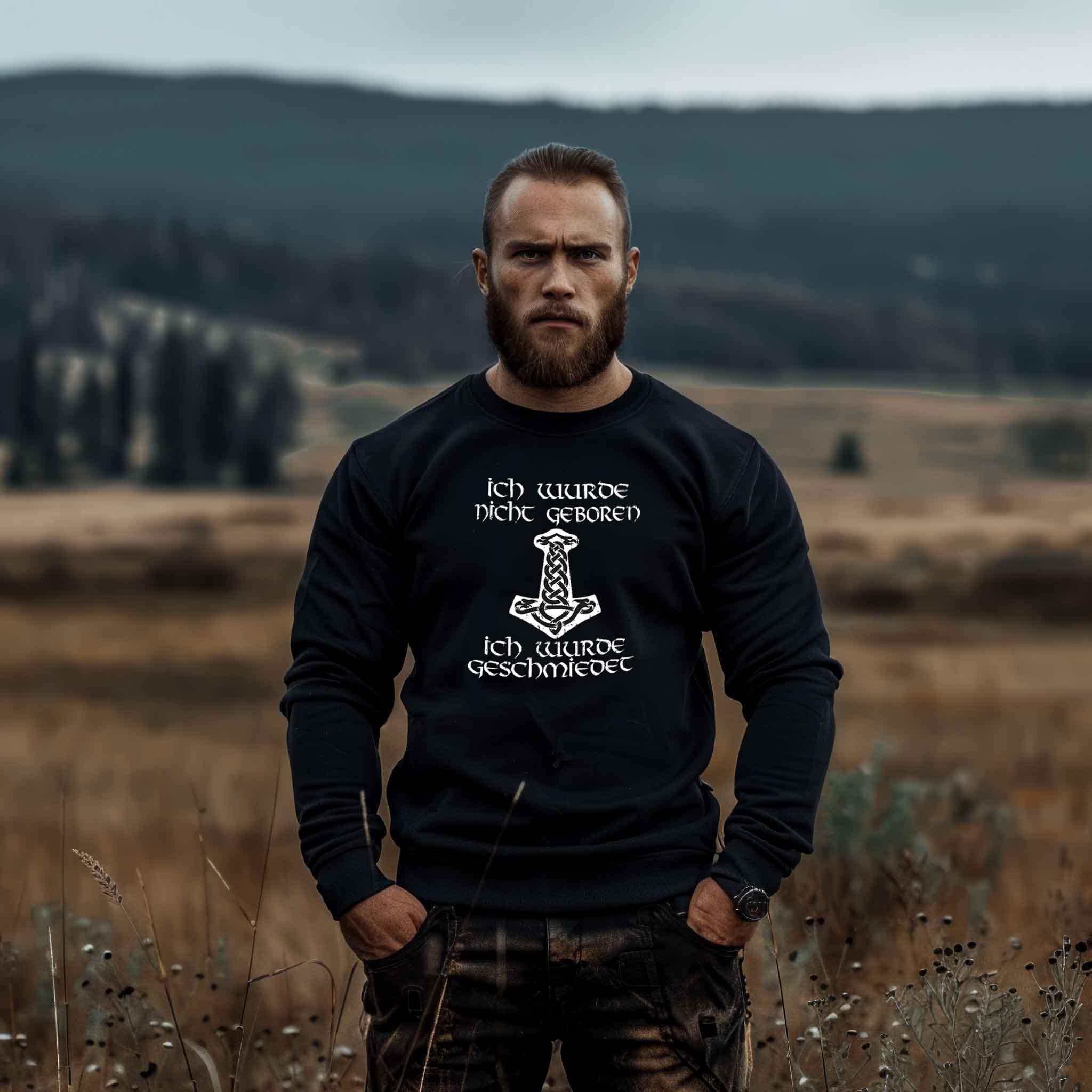 Wikinger Sweatshirt 'Geschmiedet, Nicht Geboren' – Stärke und Entschlossenheit - Nordic Viking Wear