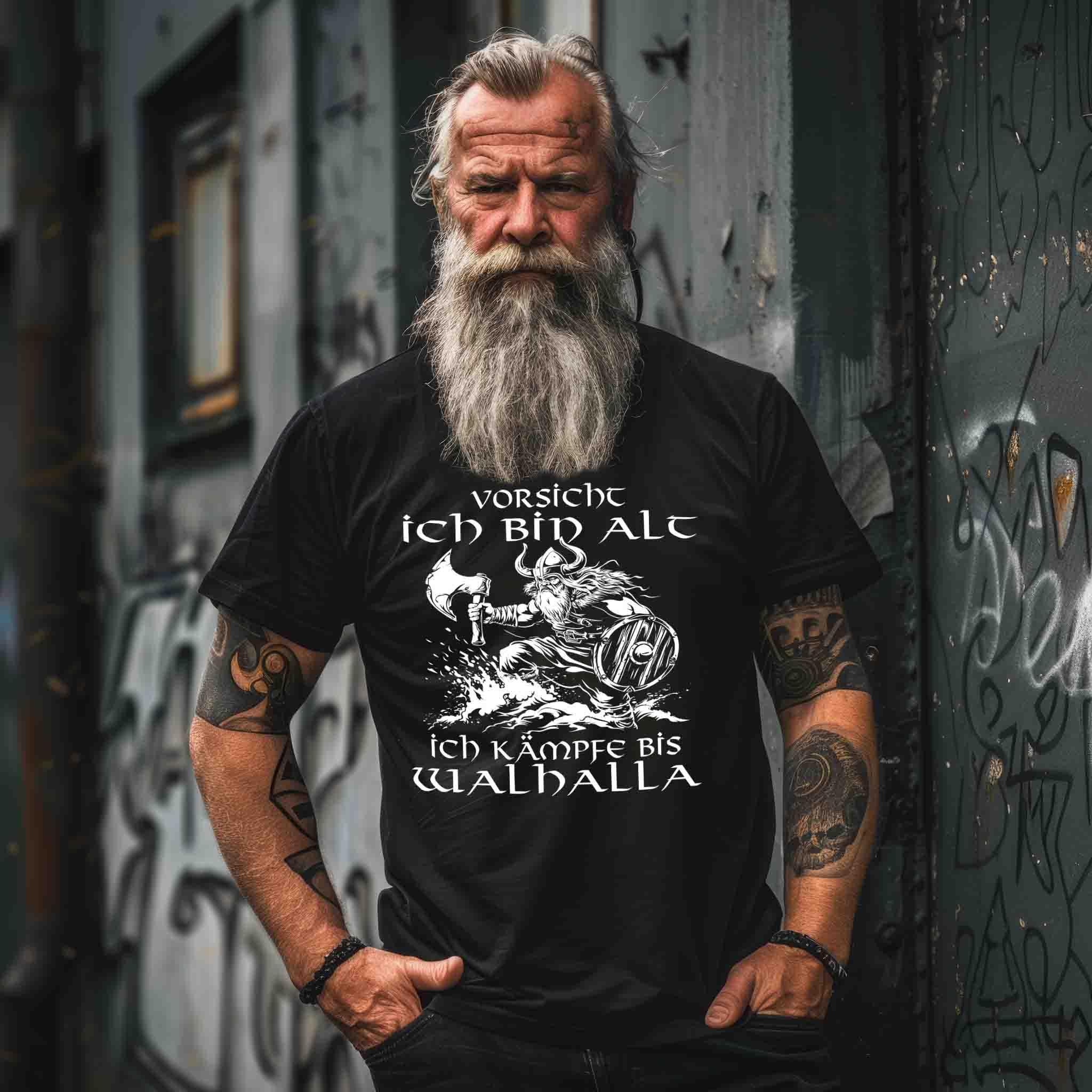 Lustiges Wikinger Premiumshirt - "Vorsicht, Ich Bin Alt. Ich Kämpfe bis Walhalla" - Nordic Viking Wear