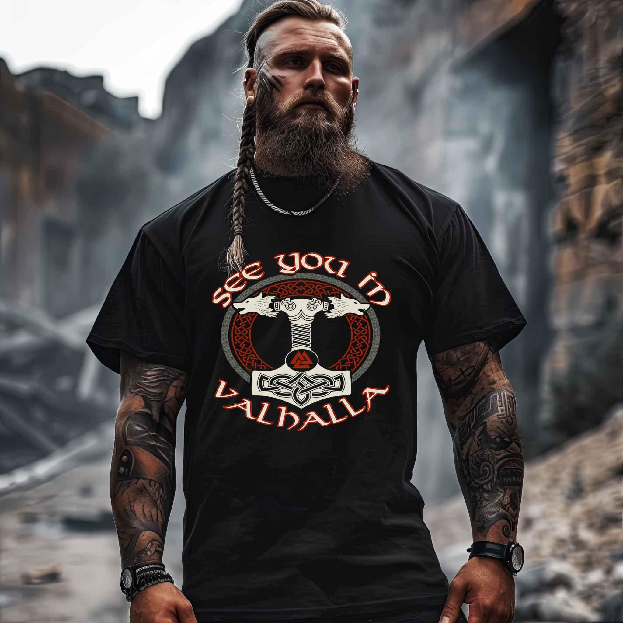 See You in Valhalla" Wikinger Oversized Shirt mit Hammer und Wolfskopf-Runenkreis - Nordic Viking Wear