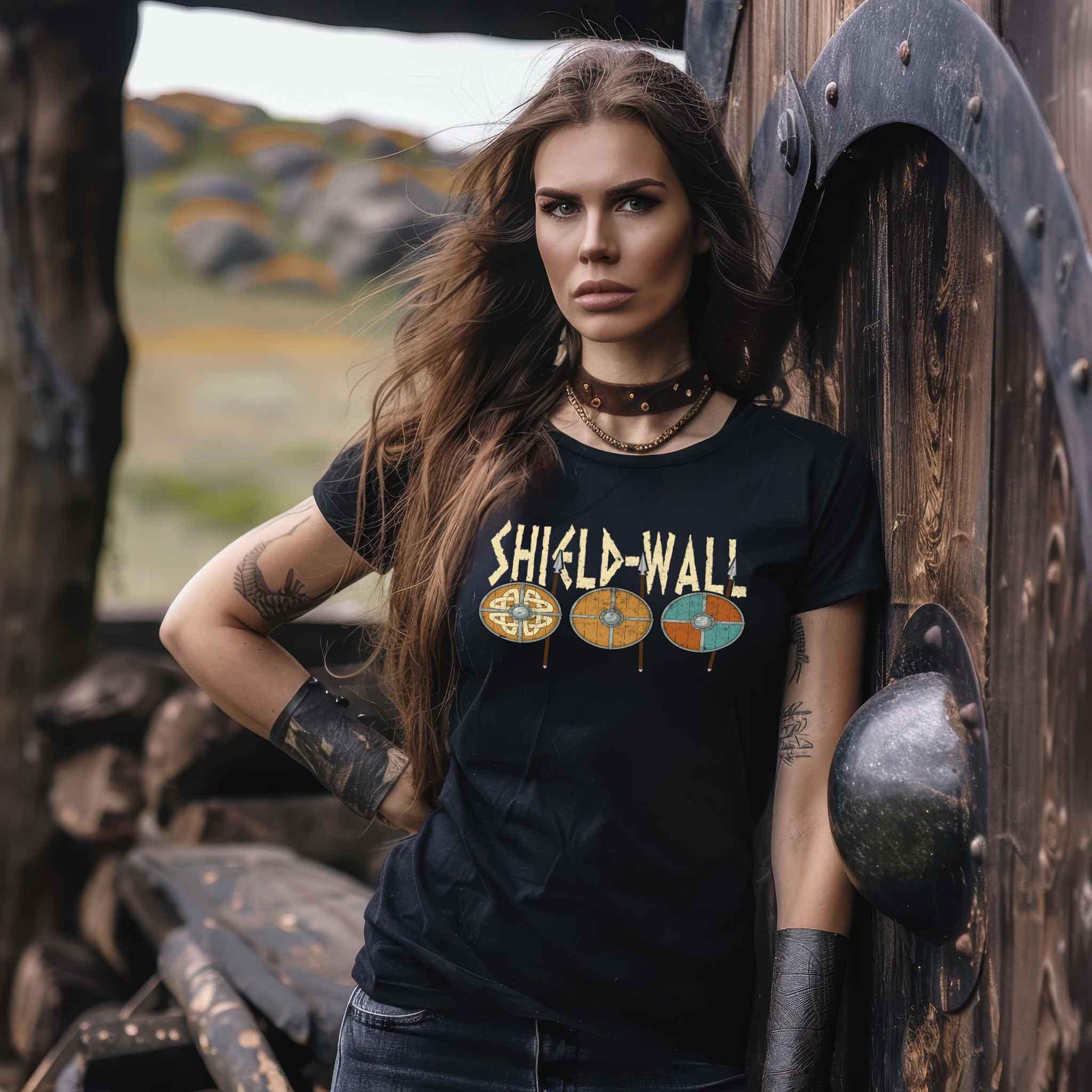 Schildmaiden Expresser "Shield Wall T-Shirt - Wikinger Schilde & Speere - Nordisches Design für Krieger"