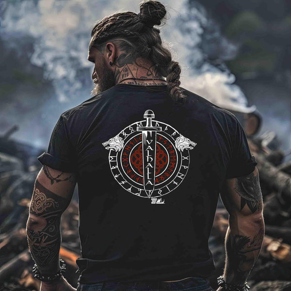 Mann mit Wikinger-Tattoo und nordischem T-Shirt mit Valhalla-Schwert-Design, draußen im Rauch