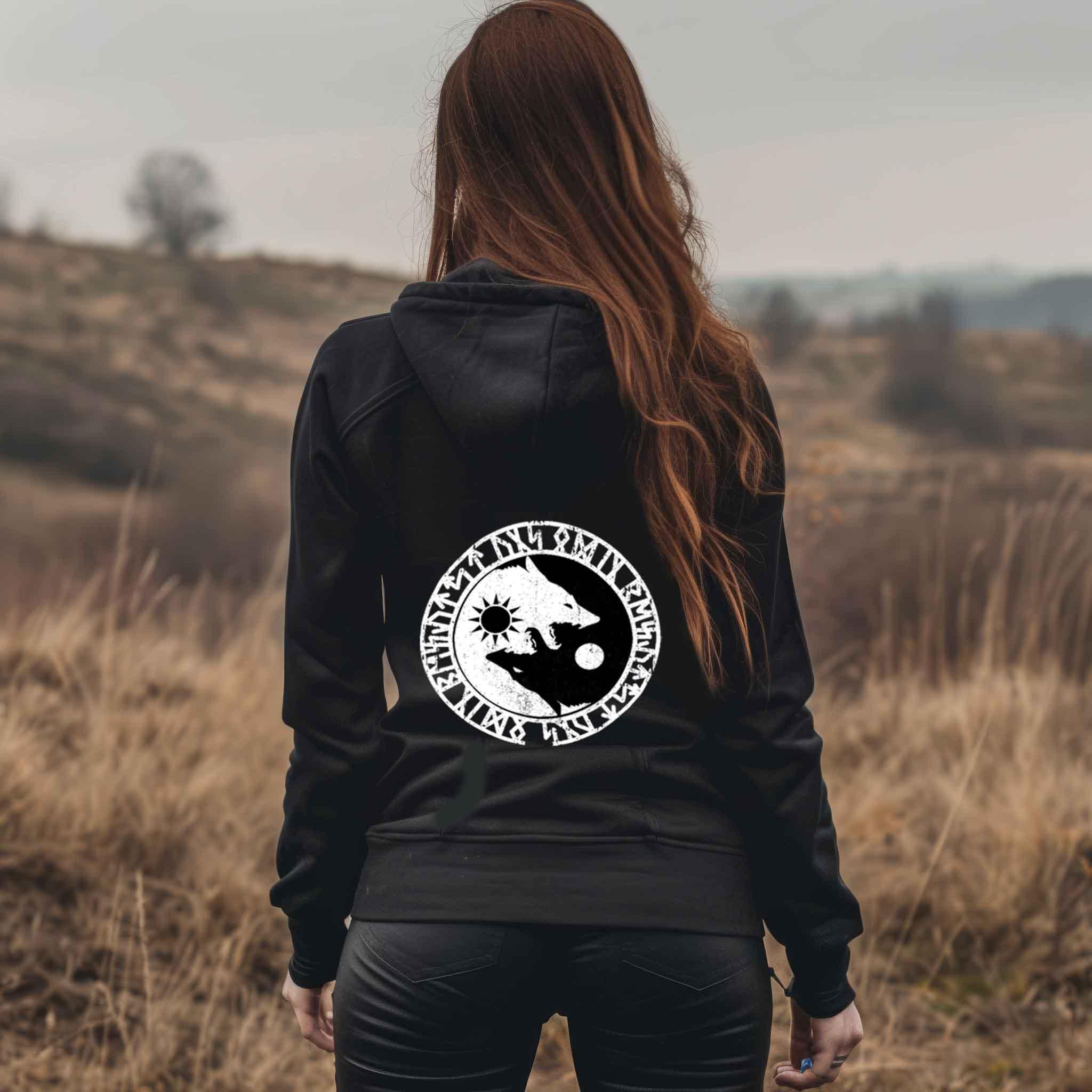 Schildmaiden Hoodie- Geri und Freki, Odins Wölfe mit Runenkreis - Nordic Viking Wear