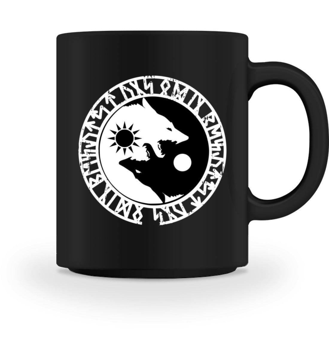 Schwarze Wikinger-Tasse mit Geri und Freki Design, umgeben von einem Runenkreis, inspiriert von der nordischen Mythologie.