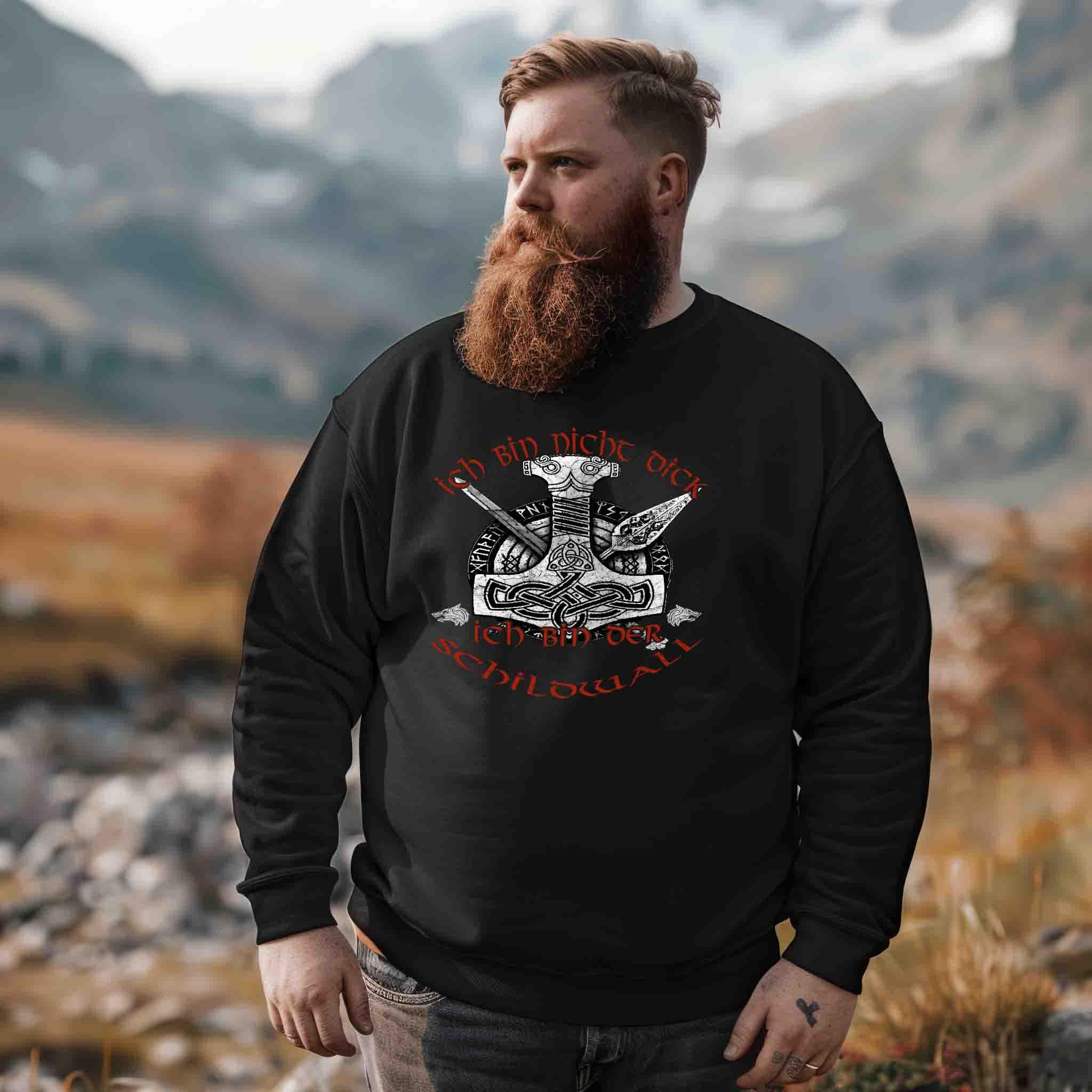 Bärtiger Mann im schwarzen Wikinger Sweatshirt mit nordischem Motiv und Spruch, Natur-Hintergrund
