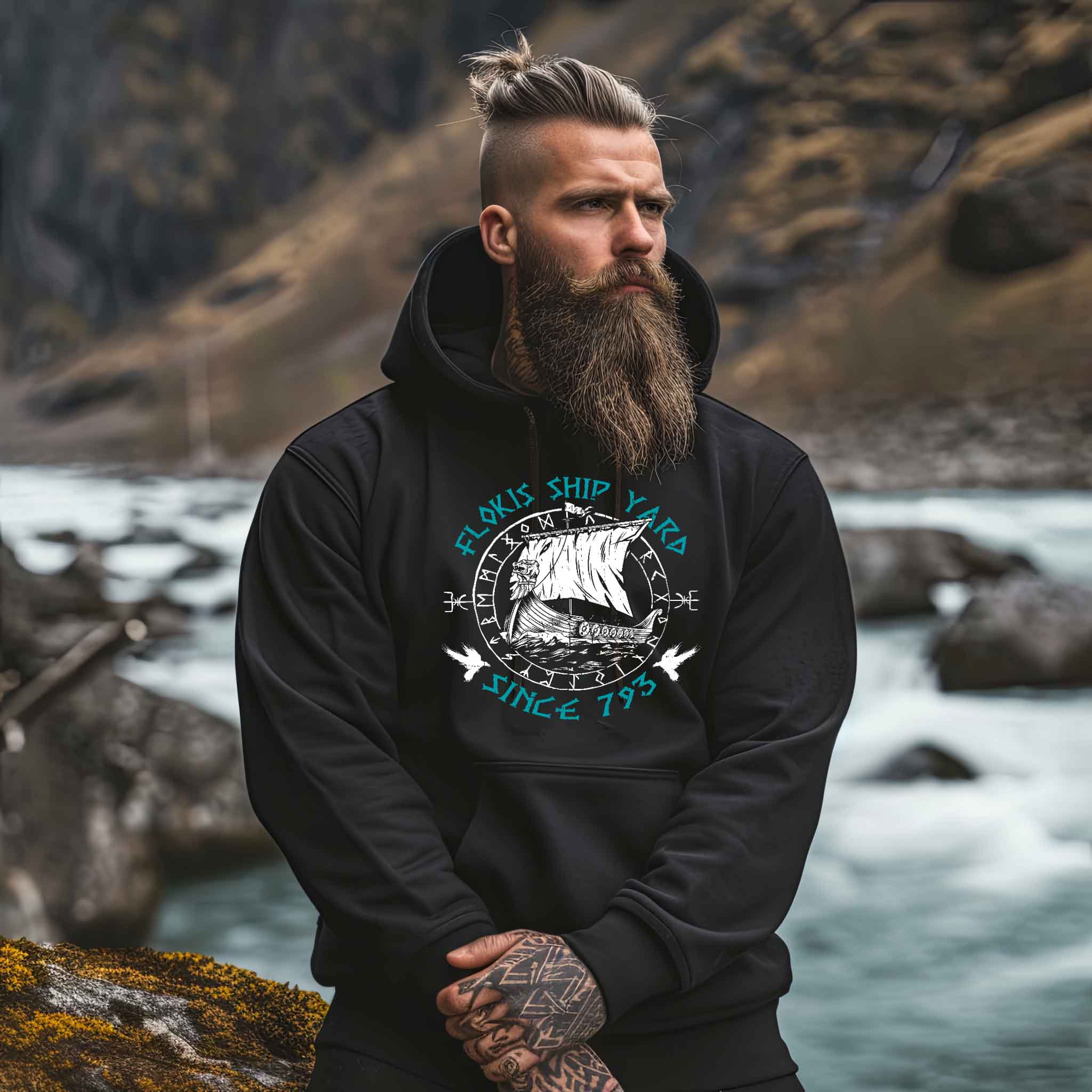 Wikinger Premium Hoodie "Flokis Ship Yard" – Mit prächtigem Wikingerschiff und mystischem Runenkreis