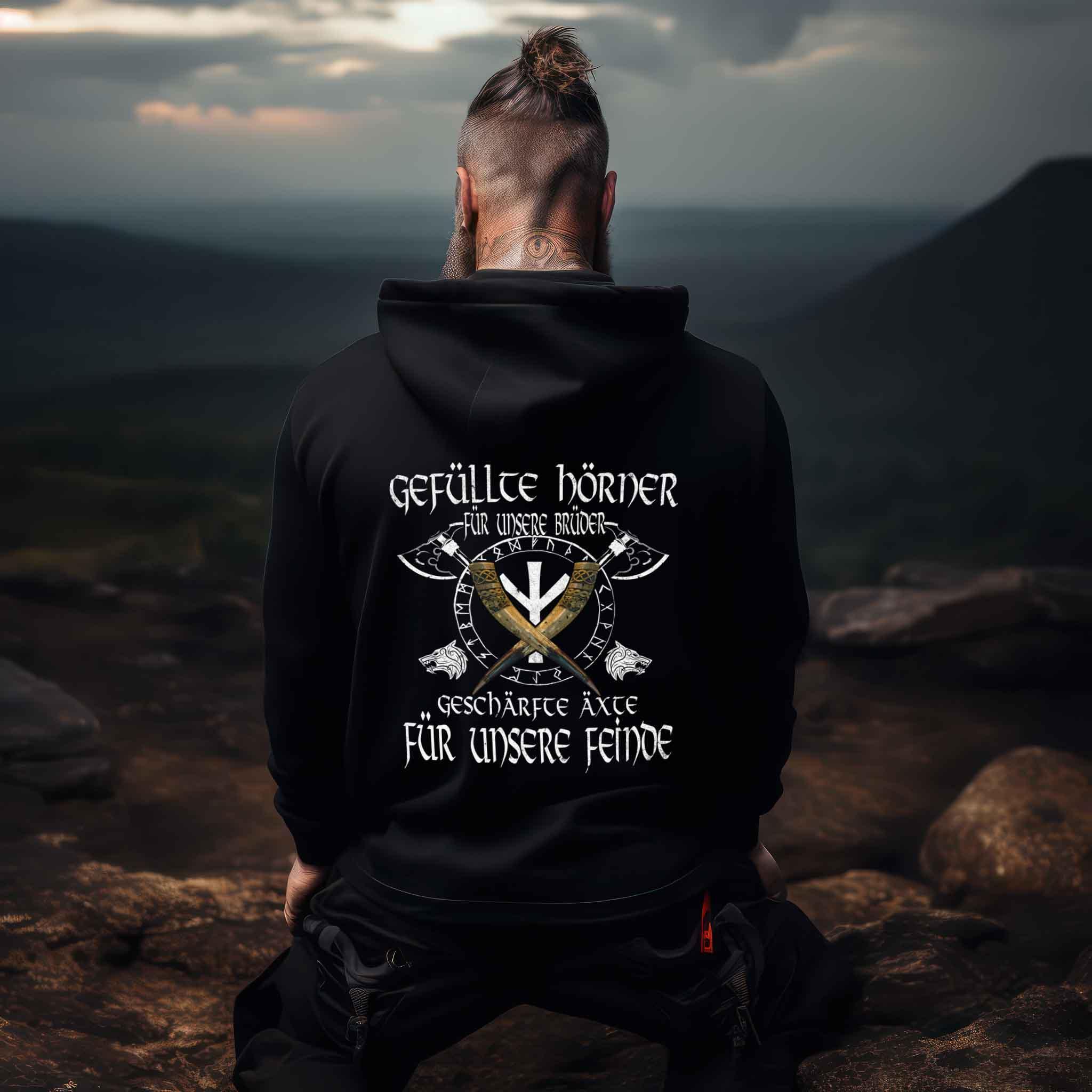 Wikinger Brüderlichkeit Premium-Hoodie – "Gefüllte Hörner und Geschärfte Äxte"