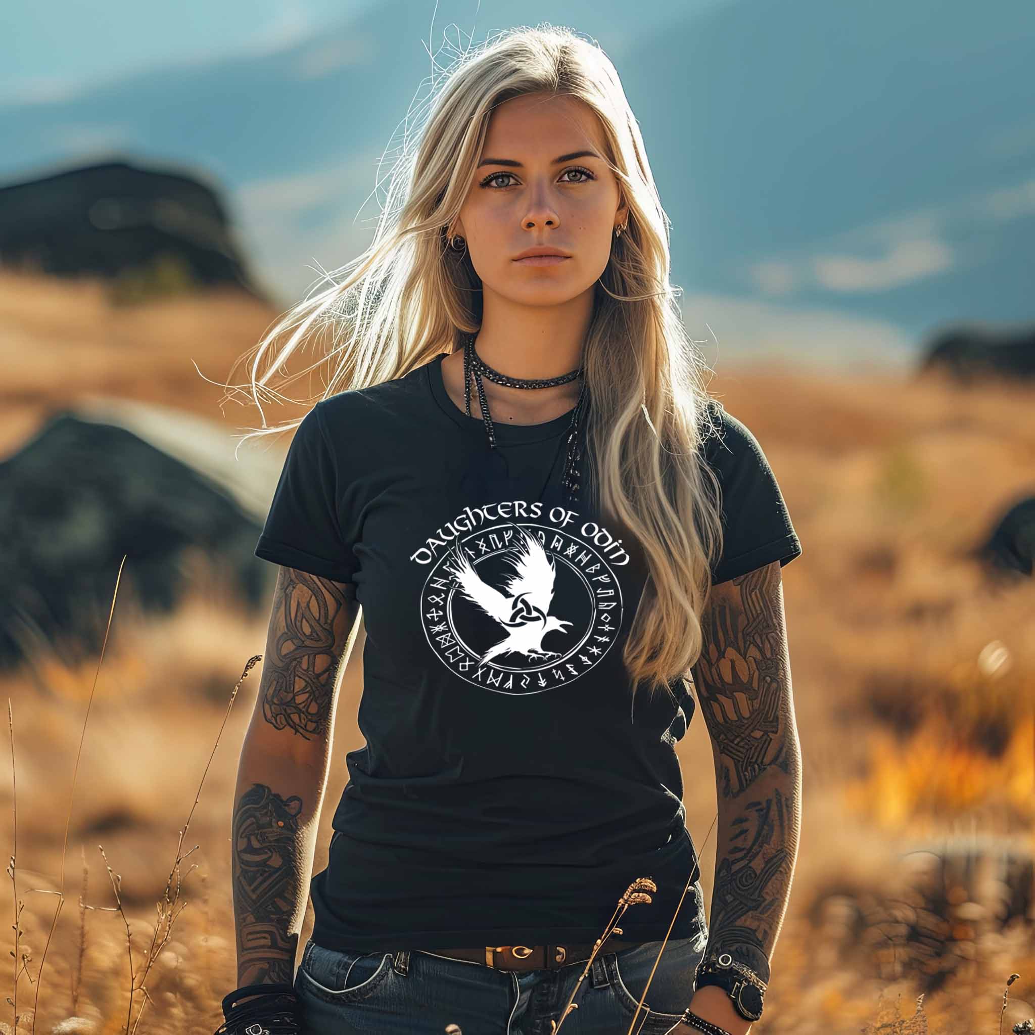 Daughters of Odin – Schildmaiden Expresser Shirt Raben Design mit Runen und Odins Horn