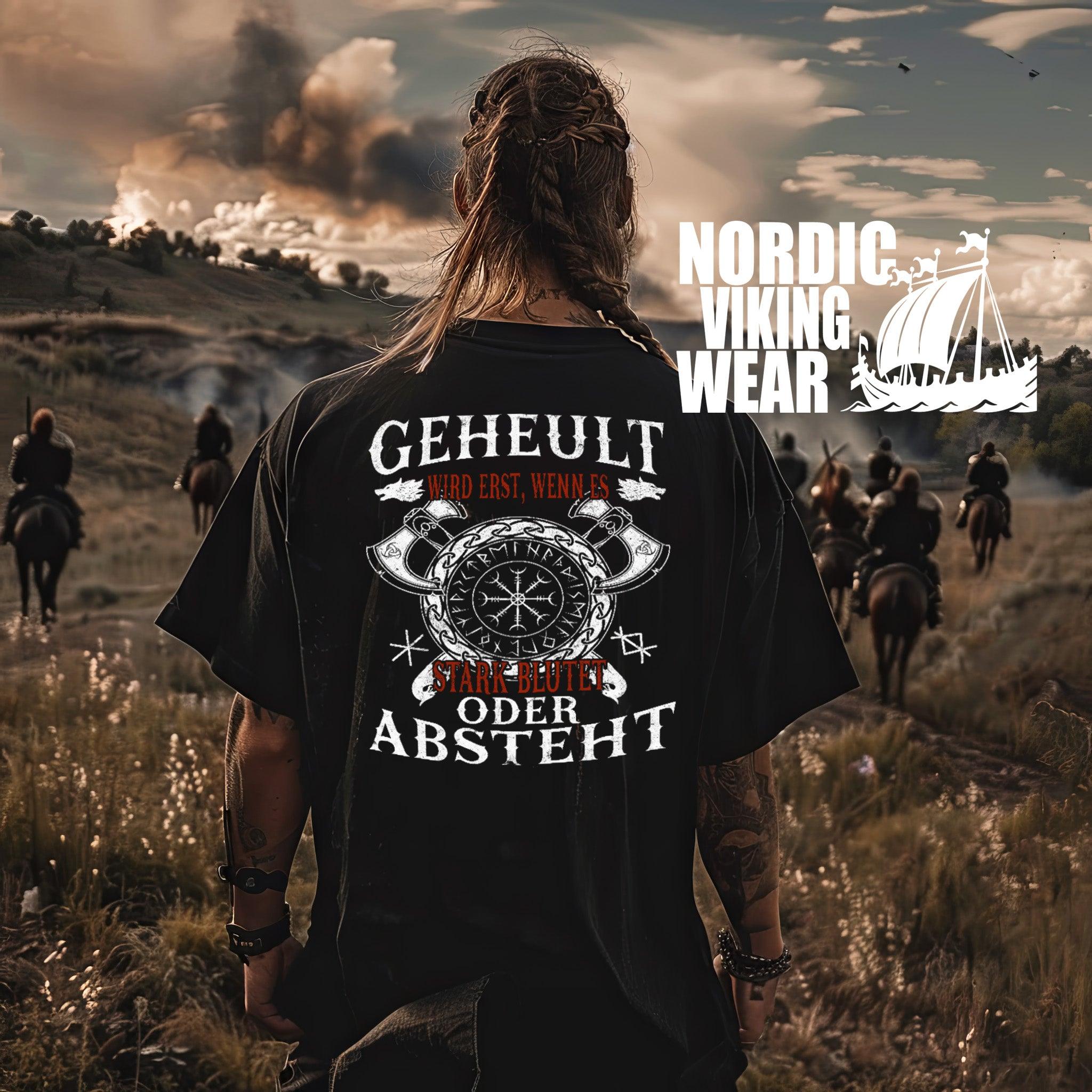 Mann trägt lustiges Viking T-Shirt mit Helm of Awe und frechem Spruch, umgeben von Wikingern auf Pferden vor dramatischem Himmel.