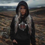 Wikinger Schildmaid mit schwarzem Hoodie und nordischem Symbol, Naturhintergrund, Nordic Viking Wear