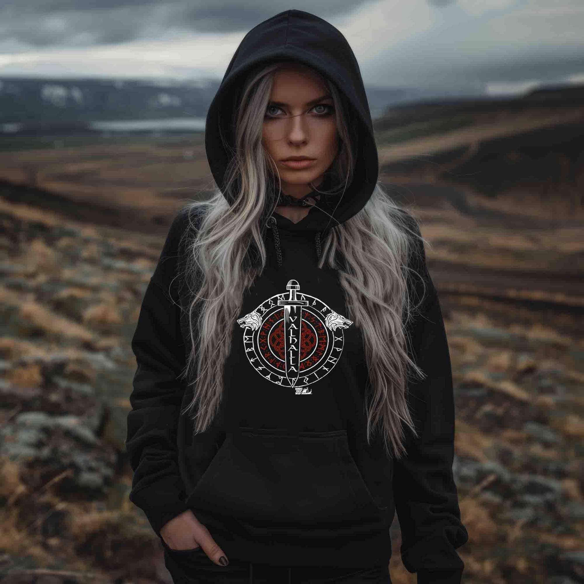 Wikinger Schildmaid mit schwarzem Hoodie und nordischem Symbol, Naturhintergrund, Nordic Viking Wear