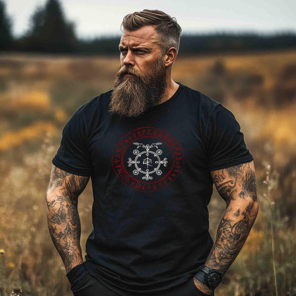 Bartträger mit Wikinger-Tattoo trägt schwarzes Nordic Viking T-Shirt mit Runen im Freien