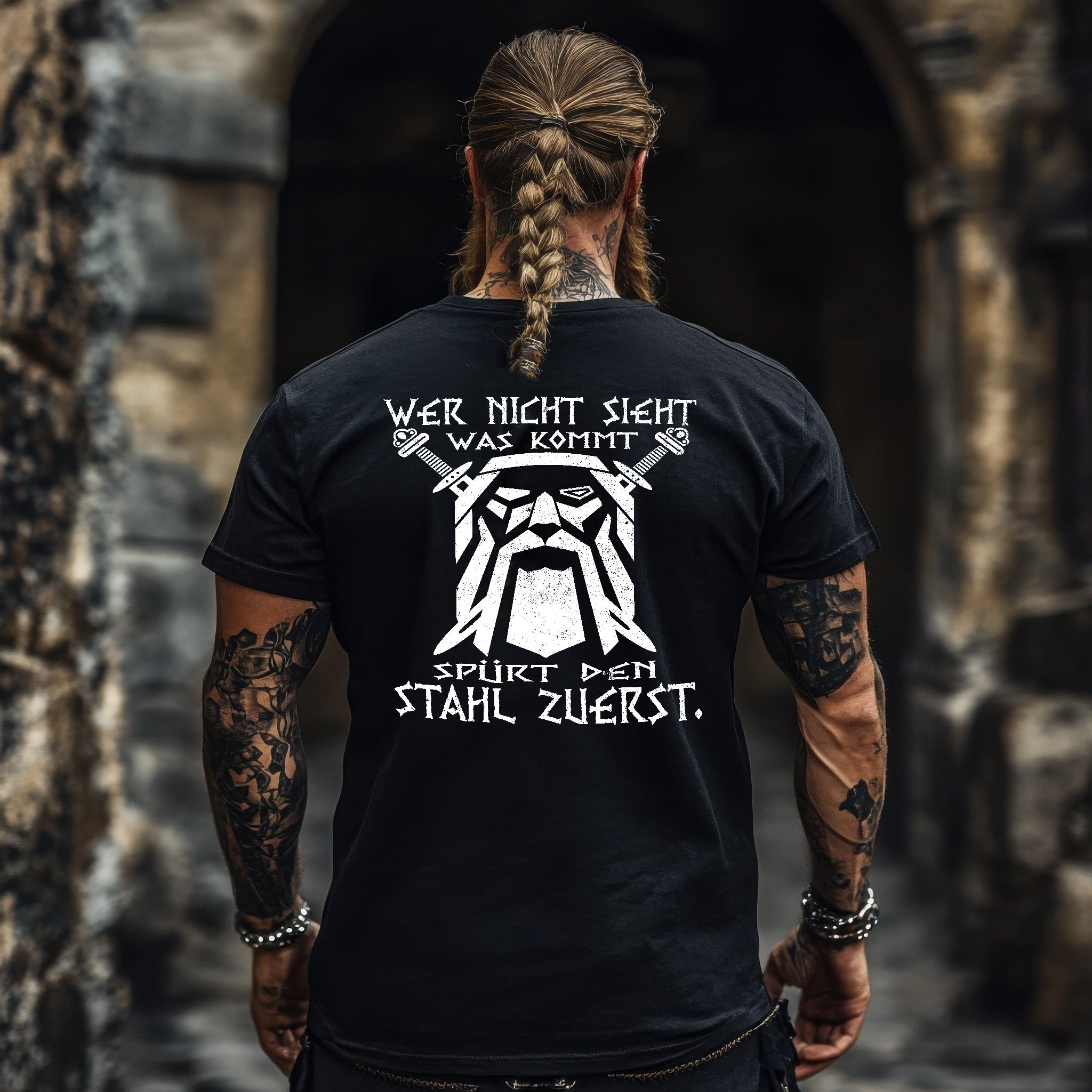 Wikinger Premiumshirt Wer nicht sieht, was kommt, spürt den Stahl zuerst