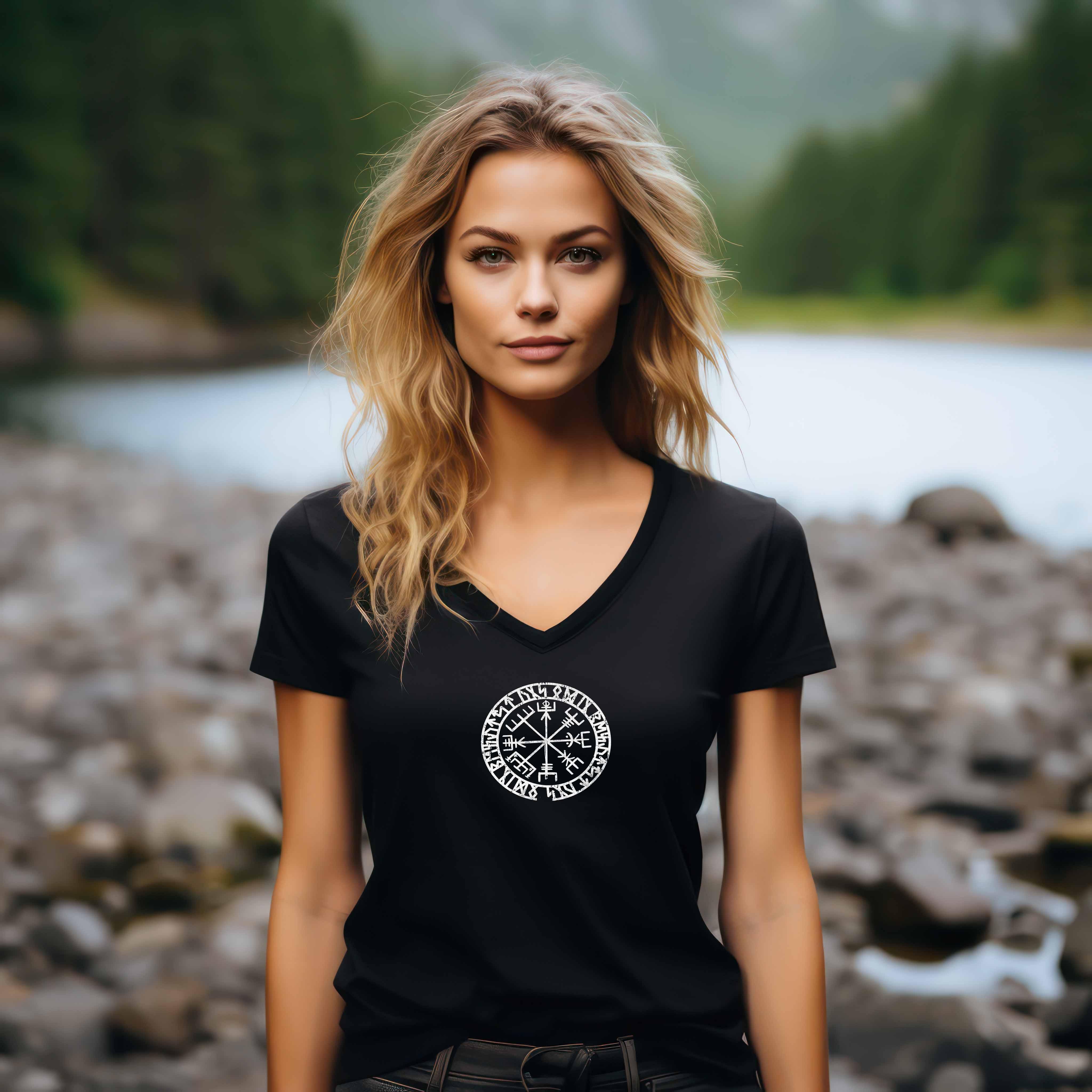 Schildmaiden Vegvisir V-Neck: Runen-Kompass der Reinheit – Zelebrieren Sie Kultur und Mut - Nordic Viking Wear