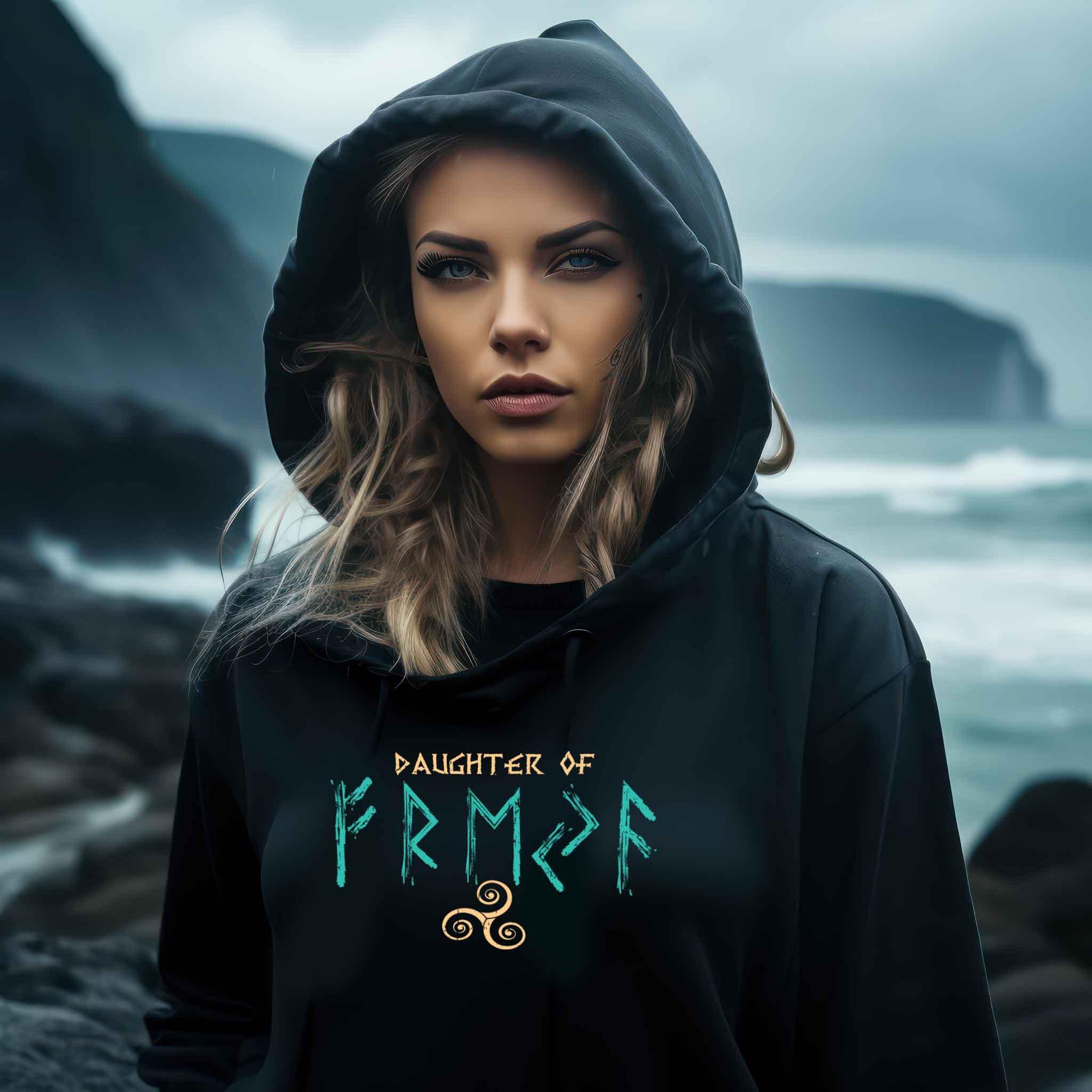 Shieldmaiden Hoodie mit Triskele und Runen – "Daughter of Freyja" Design