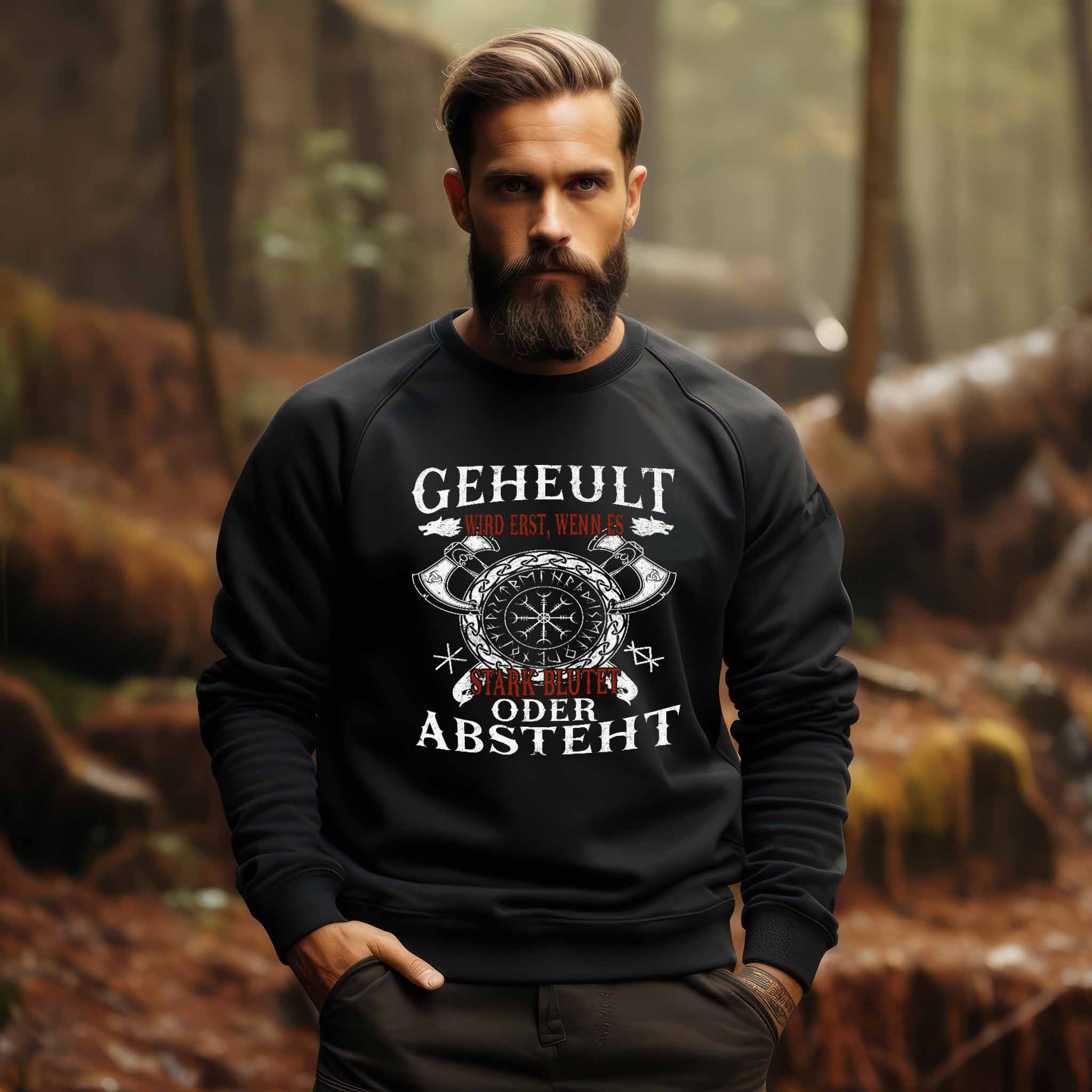 Mann trägt lustiges Wikinger-Sweatshirt mit Helm of Awe-Symbol und humorvollem Spruch im Wald.