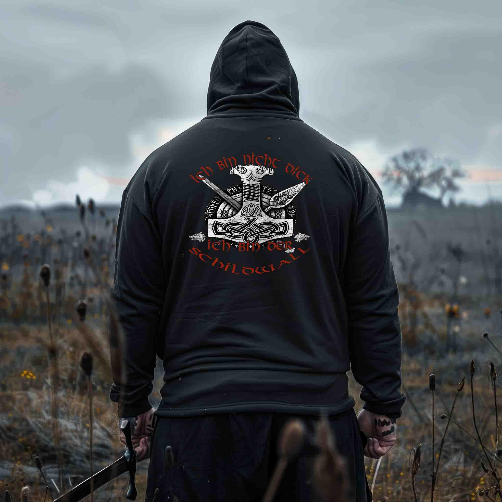 Viking Hoodie mit nordischem Runen-Design und Spruch, getragen von Krieger im Freien, Nordic Viking Wear