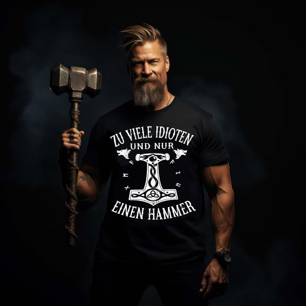 Wikinger Premium T-Shirt "Zu viele Idioten - Nur einen Hammer" Front Print - Nordic Viking Wear
