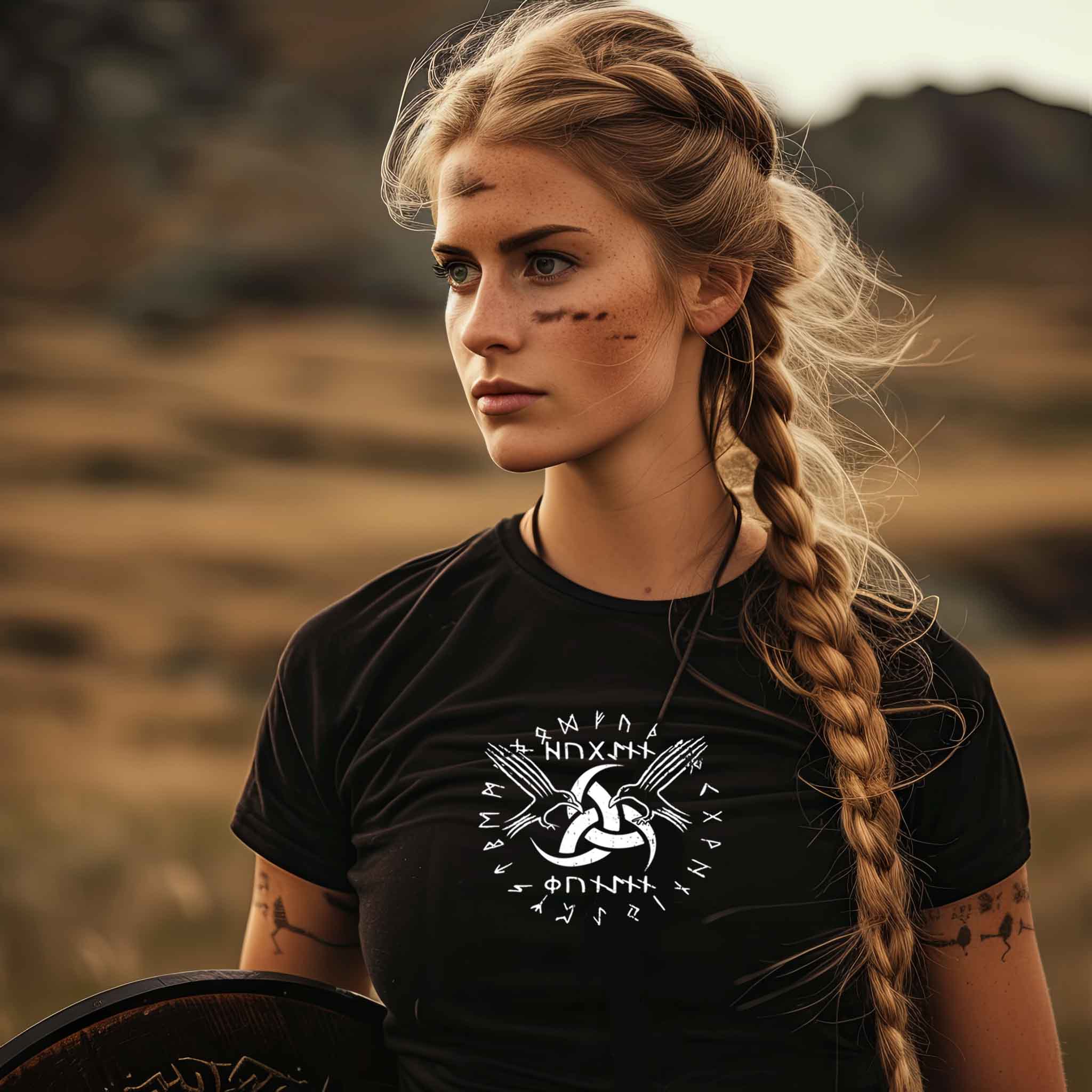 Schildmaiden-Premiumshirt "Odins Boten" - Huginn und Muninn mit Gjallarhorn