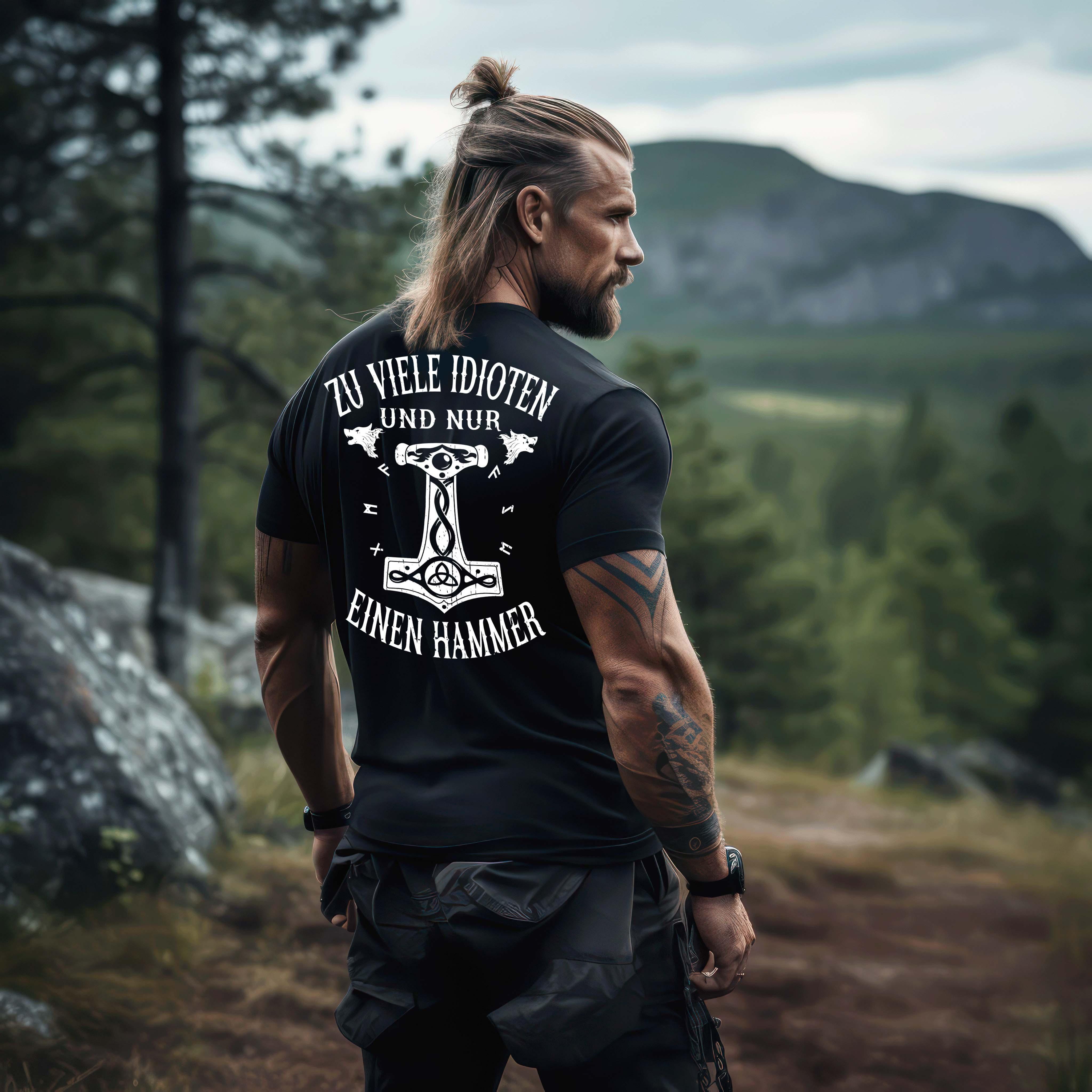 Wikinger Premium T-Shirt "Zu viele Idioten - Nur einen Hammer" Backprint - Nordic Viking Wear