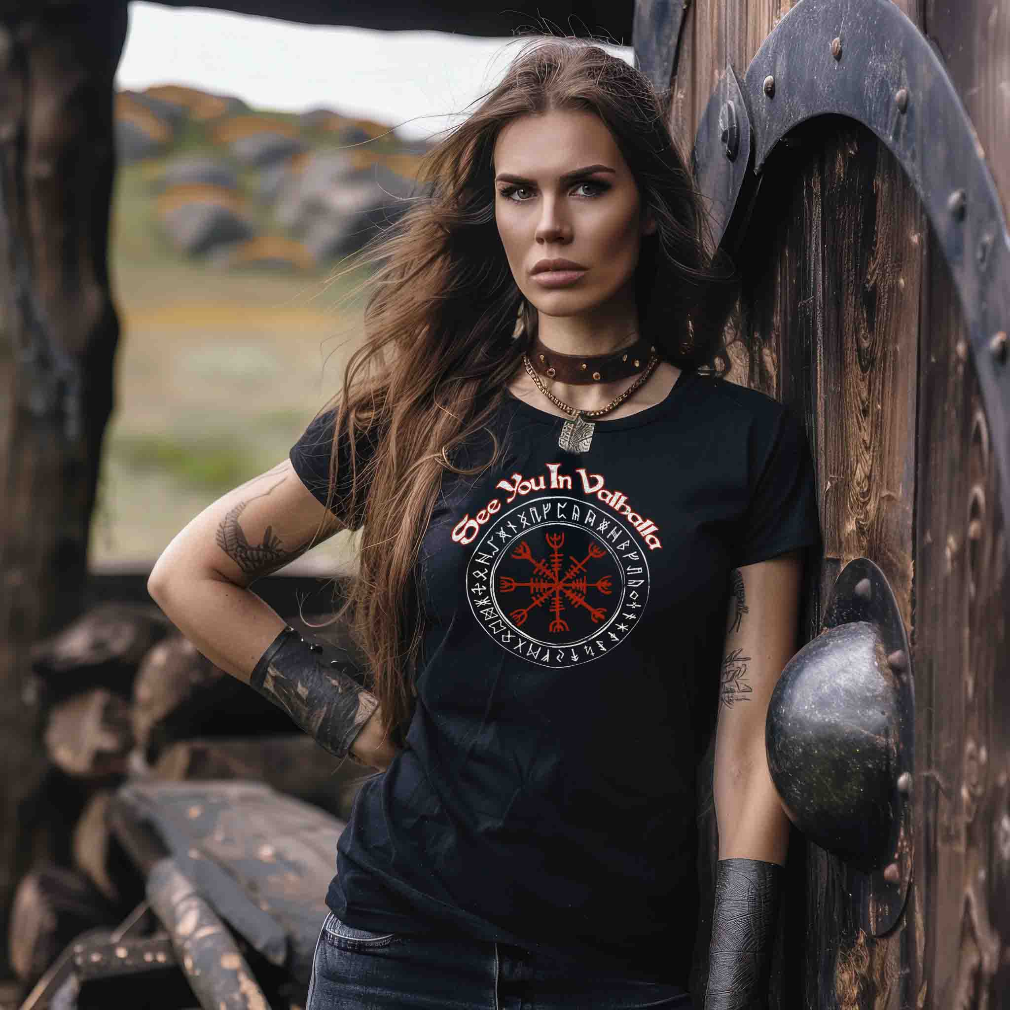 Schildmaiden Expresser Shirt Nordisches Triskelion-Design mit Runen – Wikinger Symbolik