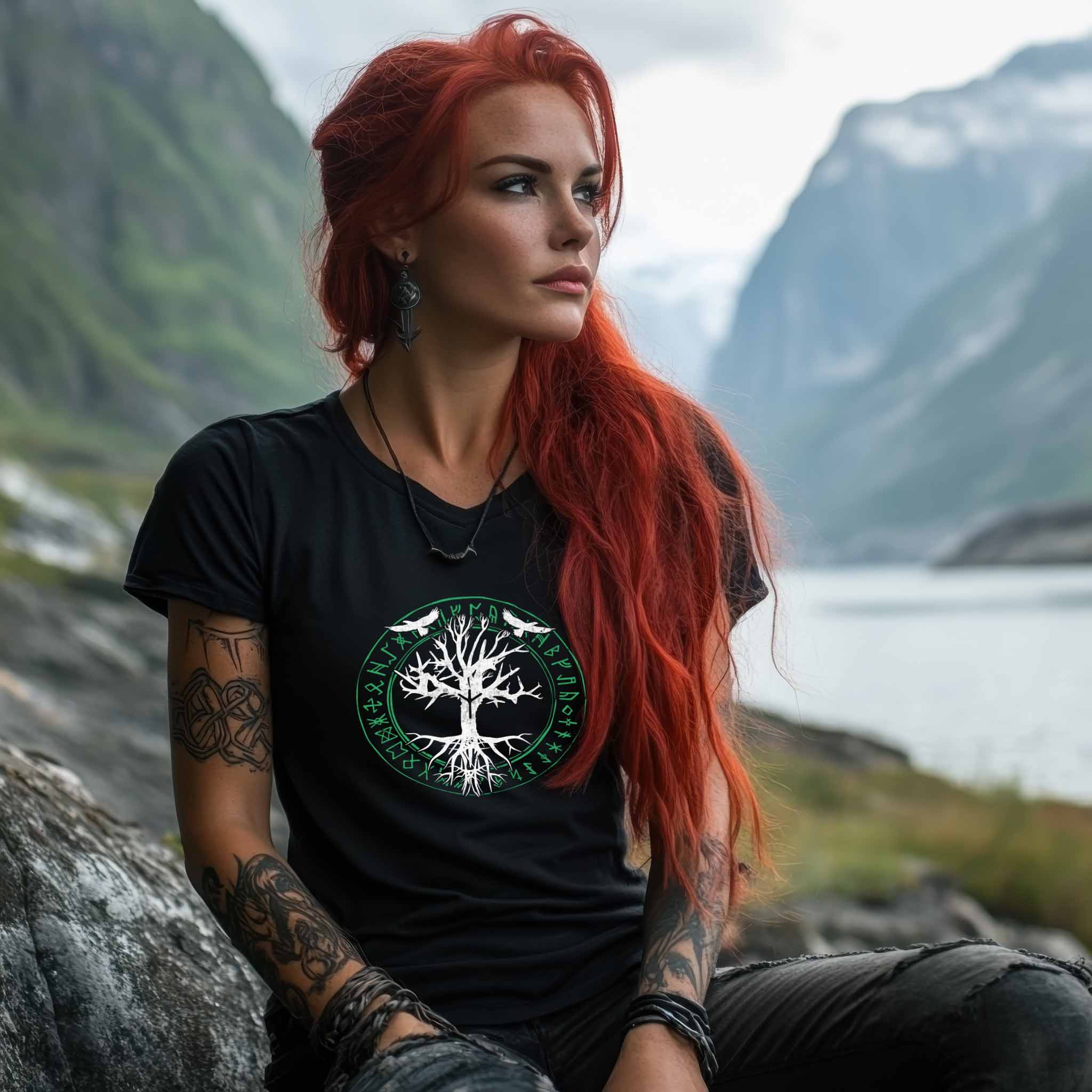 Schildmaiden Extendet Shirt – Yggdrasil Design mit Runen und Raben